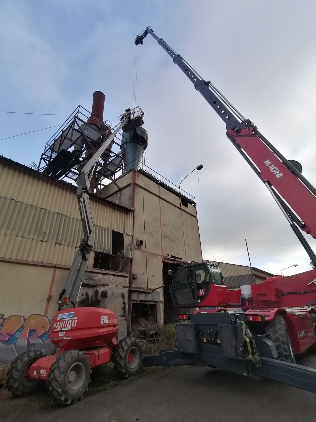 Chariot rouge Magni en train d'être déployé pour démonter une structure d'une ancienne usine
