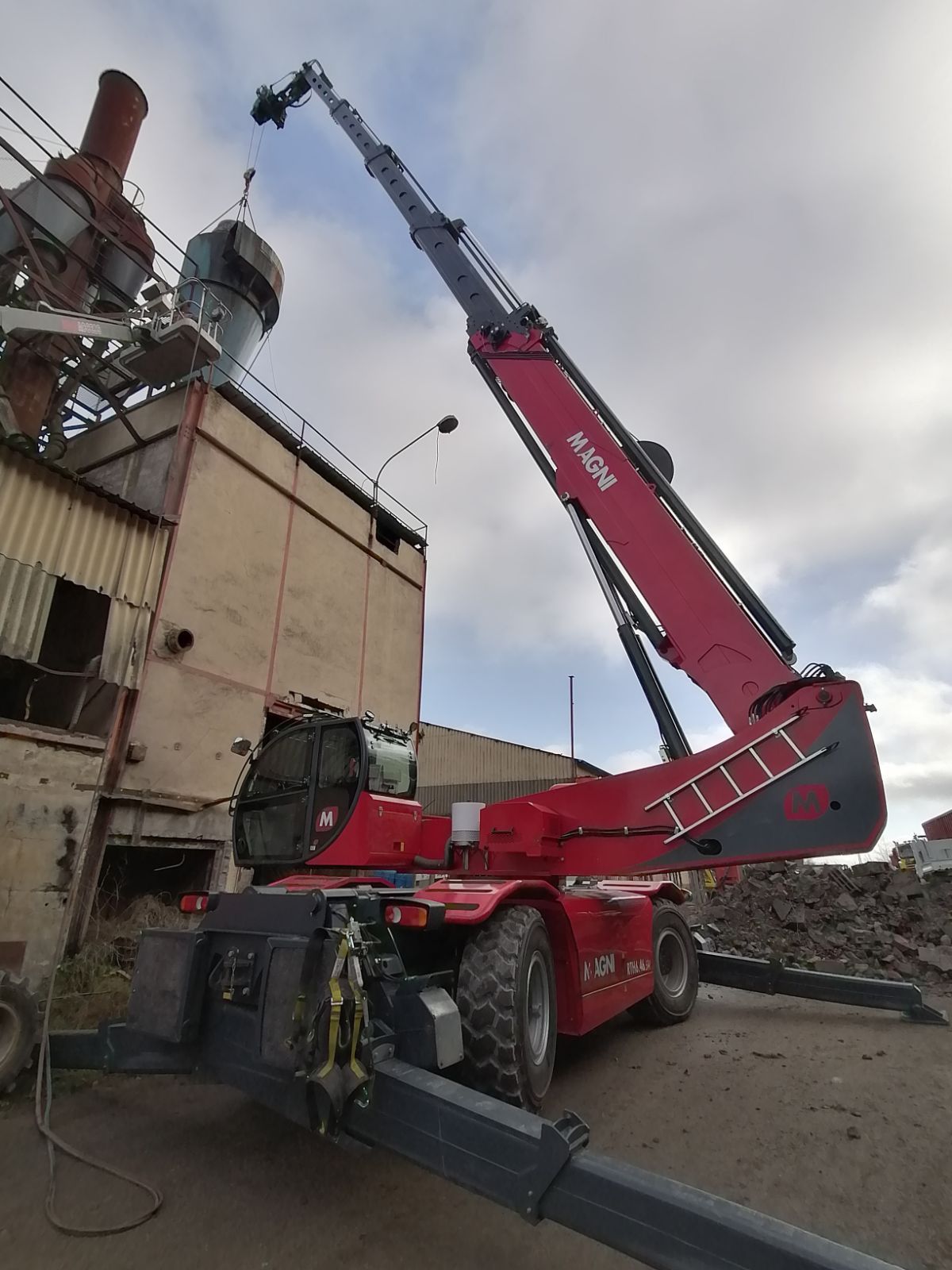 Chariot rouge Magni en train d'être déployé pour démonter une structure