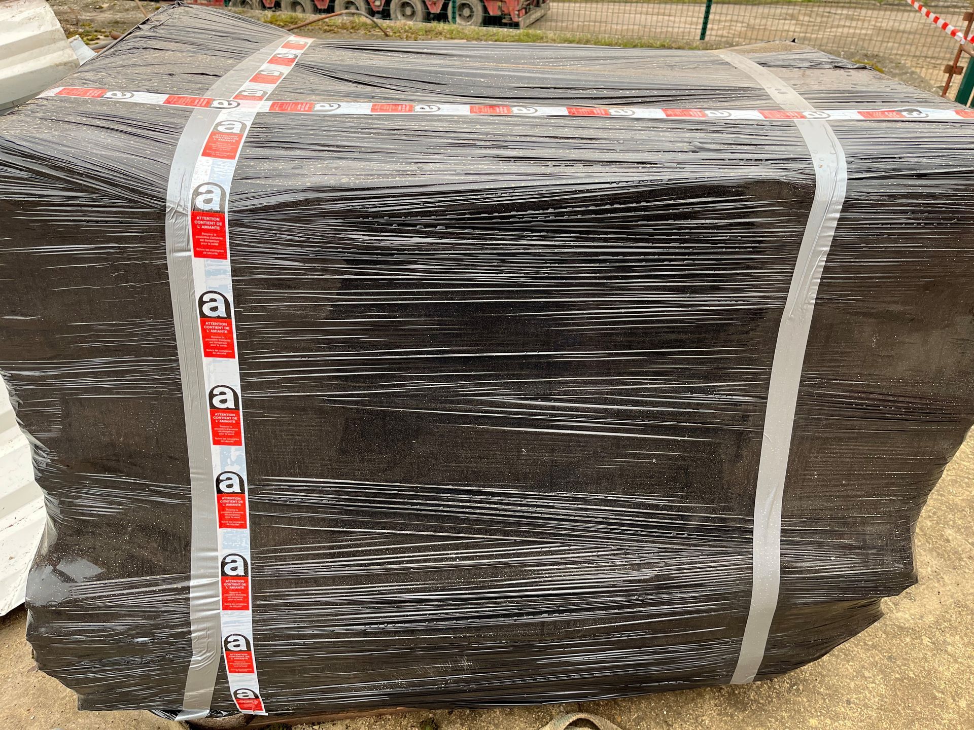 Matériaux d'amiante emballé pour ensuite être détruit