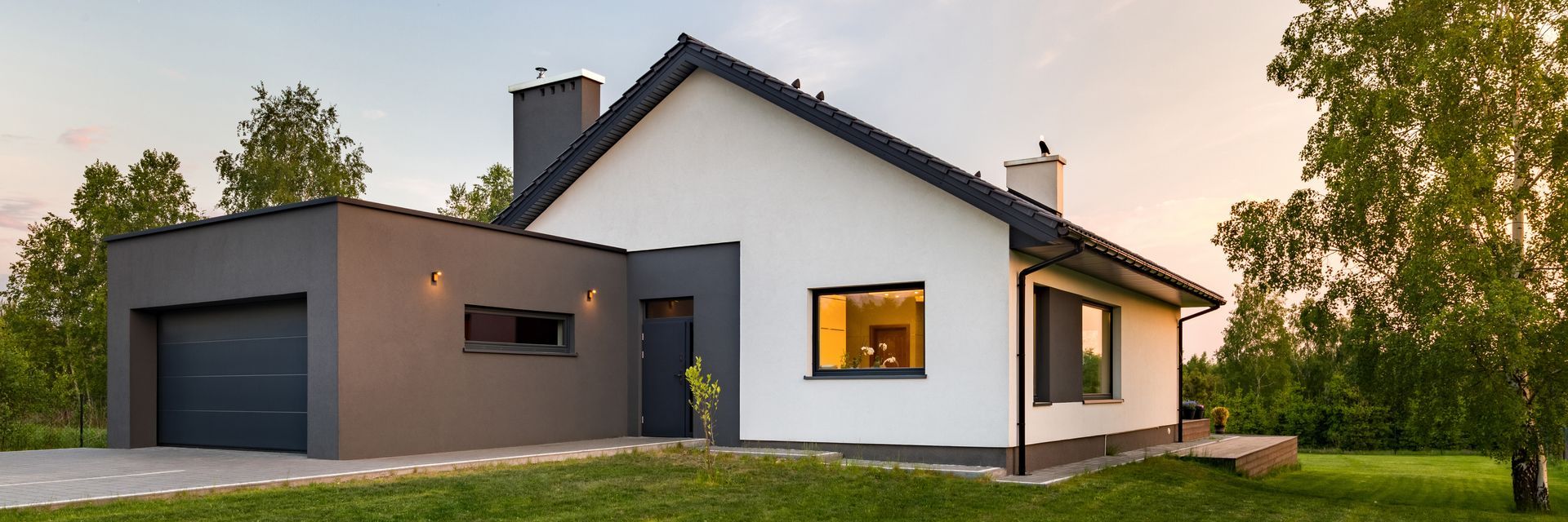Une maison blanche et grise.