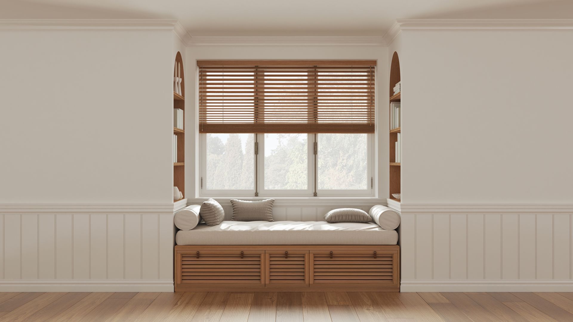 Banquette intégrée près de la fenêtre avec stores en bois, coussins beiges et murs lambrissés blancs dans une pièce lumineuse.