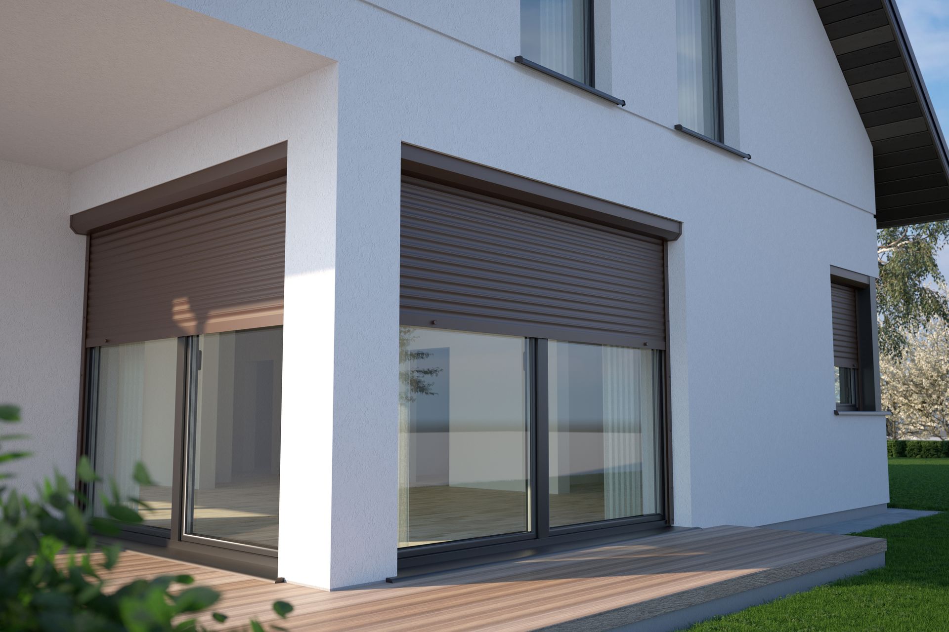 Maison blanche moderne avec de grandes portes coulissantes en verre, des volets marron et une terrasse en bois