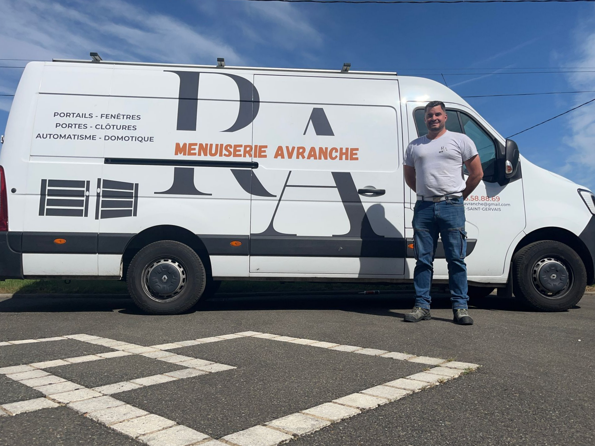 La camionnette et le patron de la menuiserie.