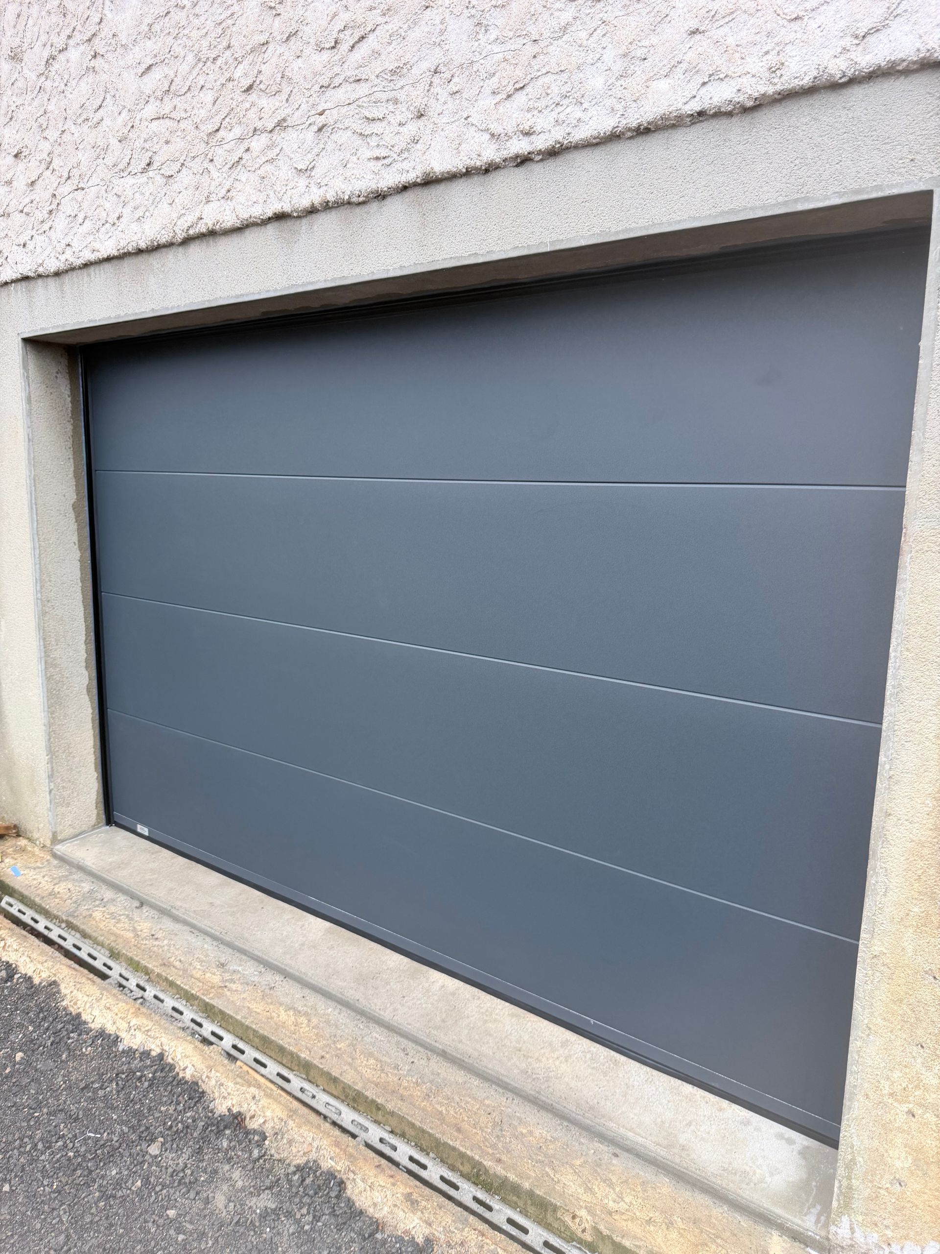 Porte de garage grise.