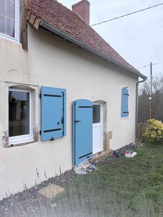 Volets battants bleu ciel.