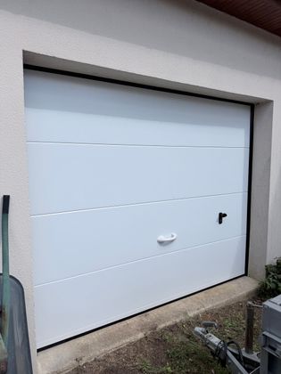 Une porte de garage blanche.