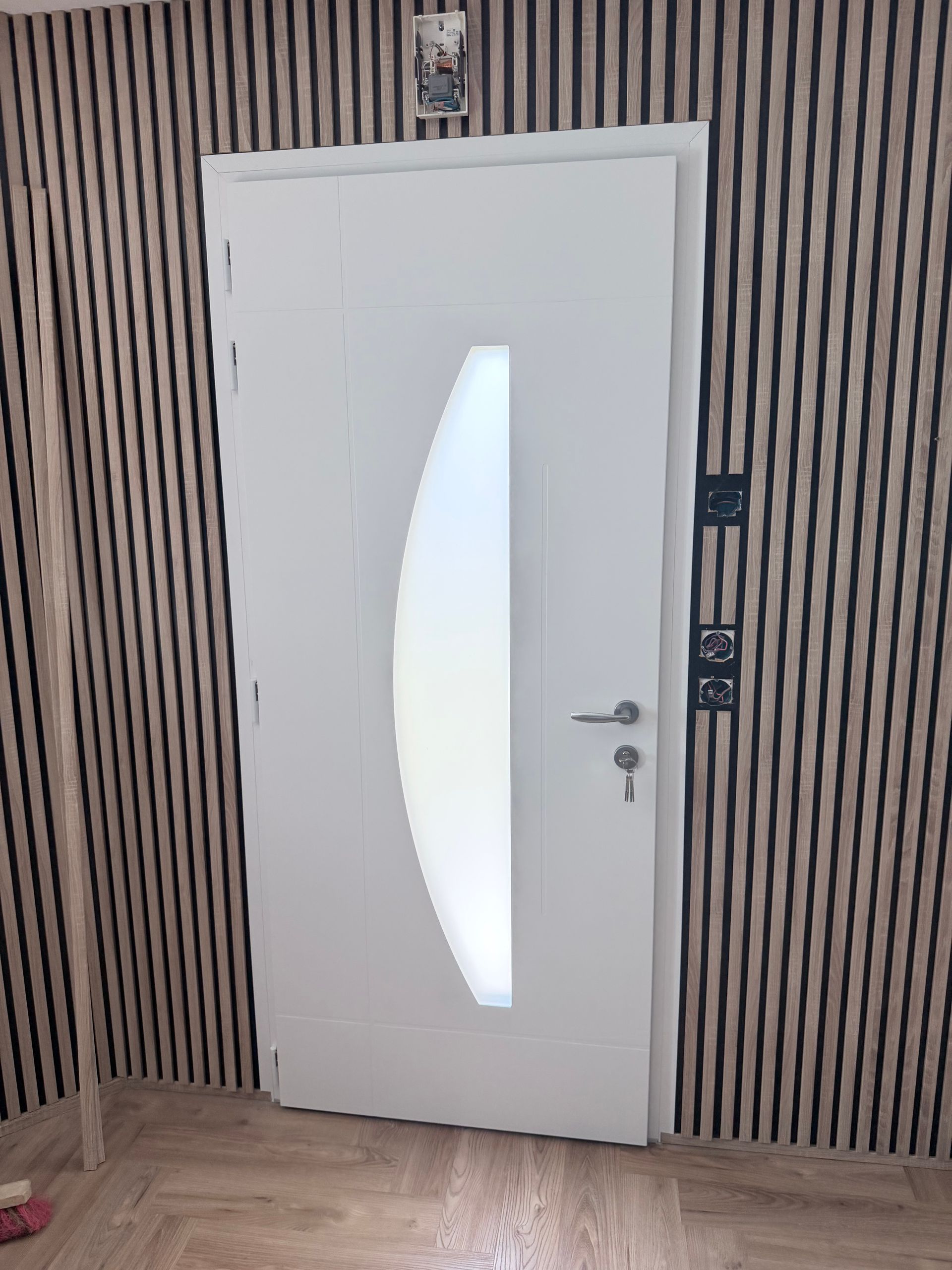 Une porte d'entrée et des murs en tasseaux.