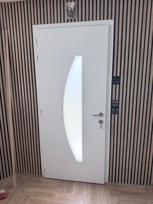 Une porte d'entrée et des murs en tasseaux.