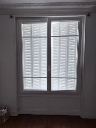 Une fenêtre avec des volets fermés.