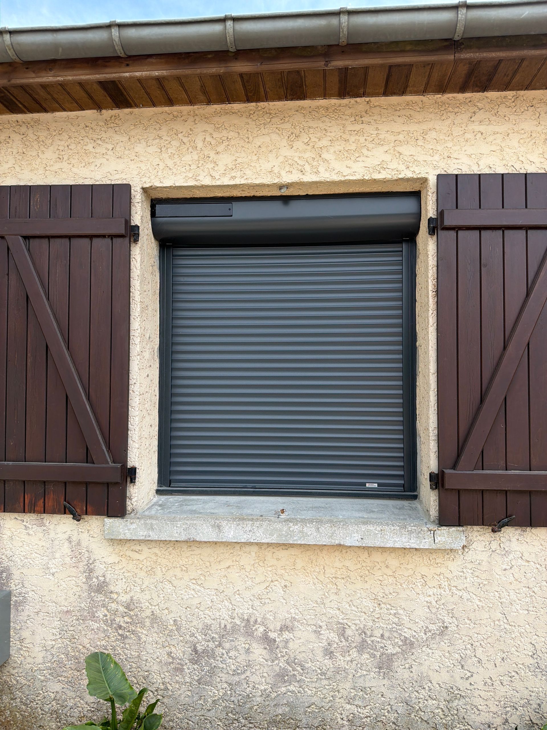 Un volet roulant noir.