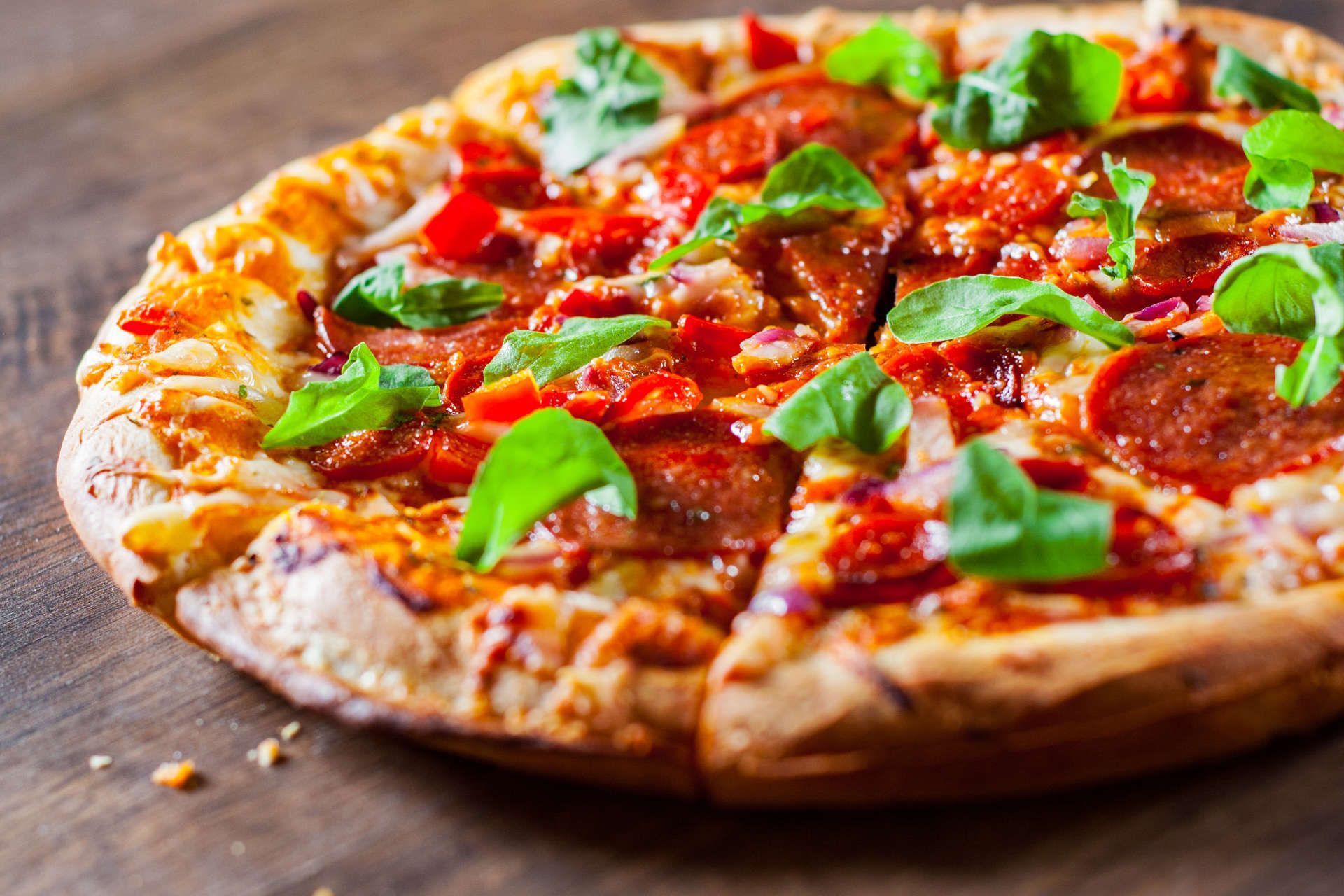 Leckere Pizza mit frischen Tomaten, Basilikum und geschmolzenem Käse