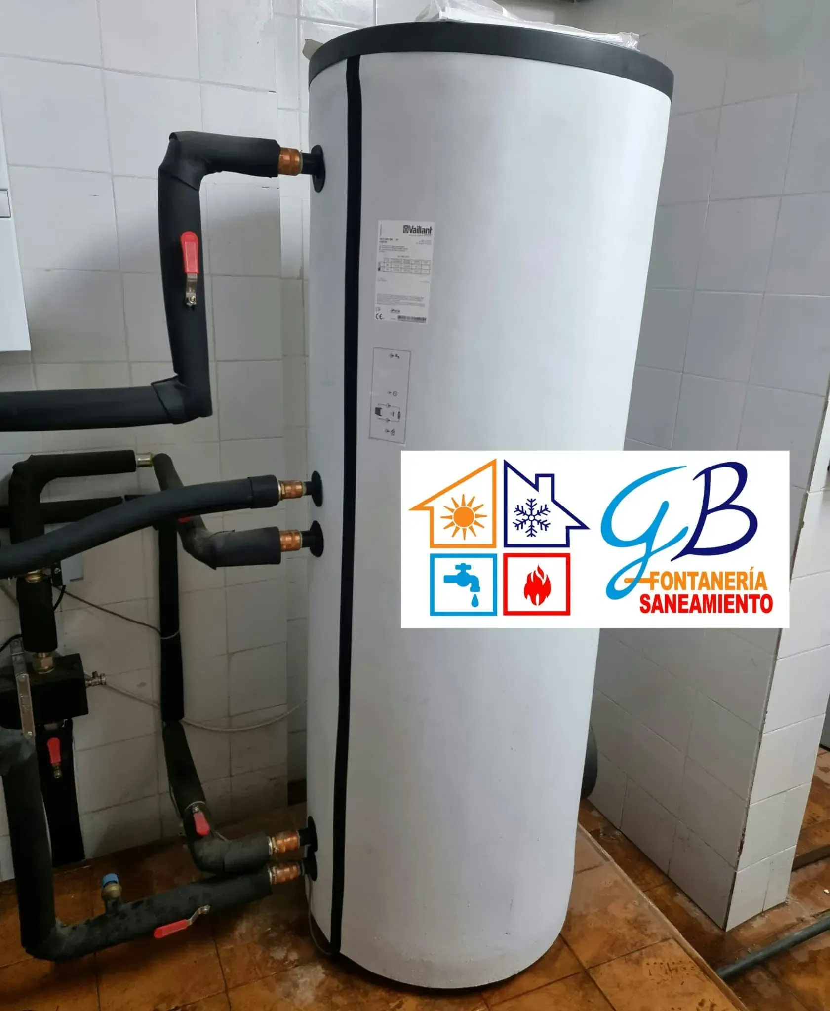 Un gran calentador de agua blanco está colocado sobre un piso de baldosas al lado de una pared.