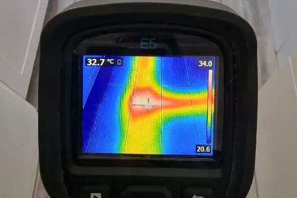 Un primer plano de una cámara térmica que muestra una temperatura de 32,7 grados centígrados.