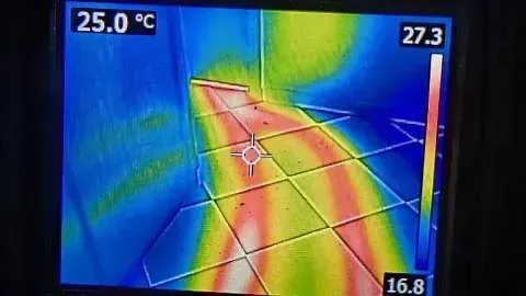 Una cámara térmica está tomando una fotografía de un piso de baldosas.