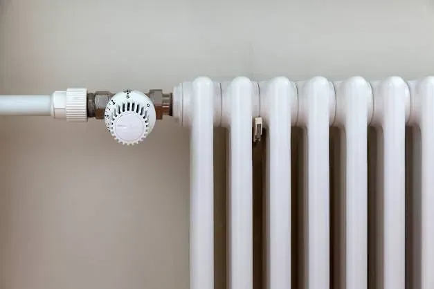 Un primer plano de un radiador con un termostato.