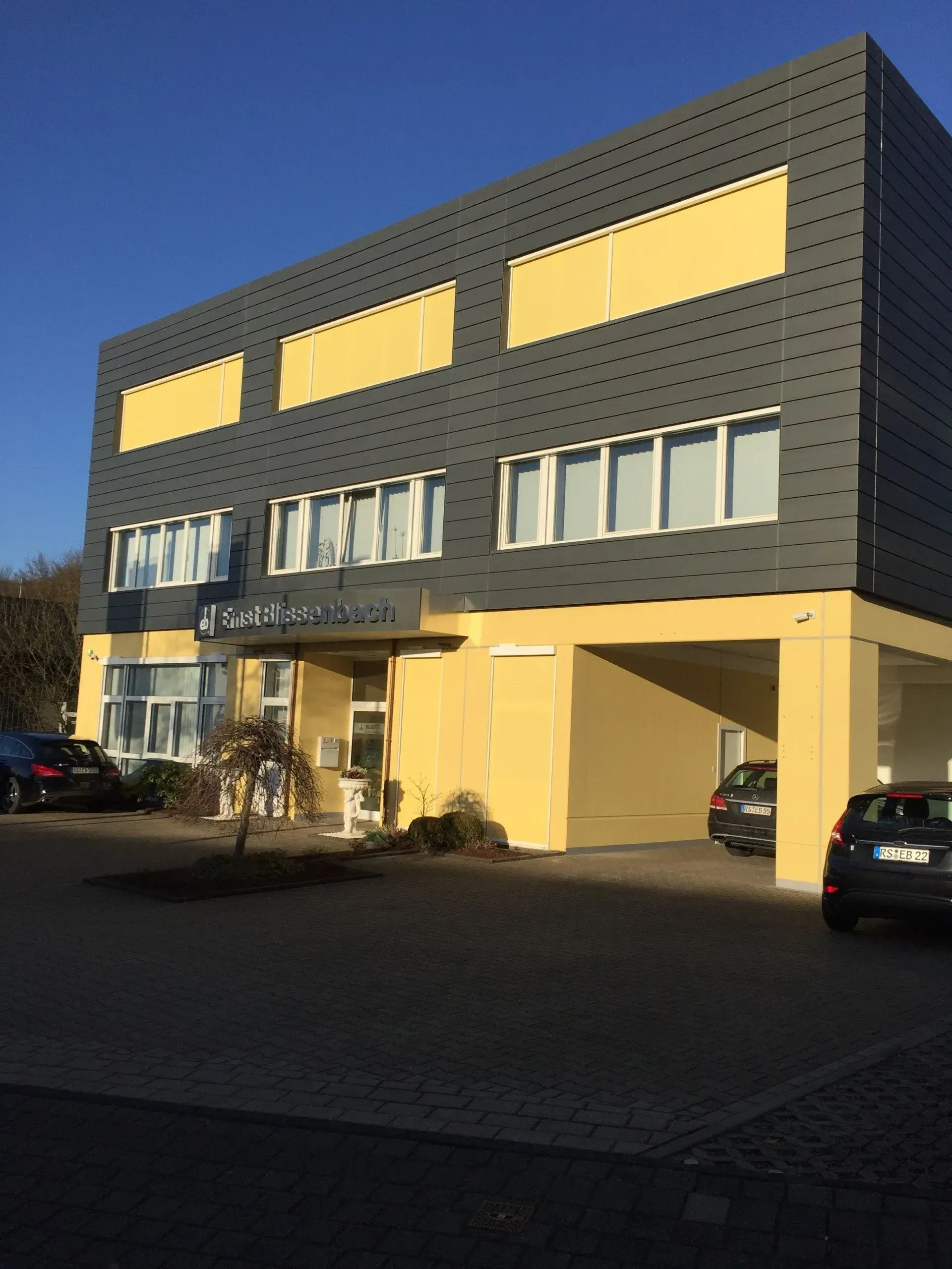 Frontansicht des Bürogebäudes Ernst Blissenbach GmbH nach dem Umbau