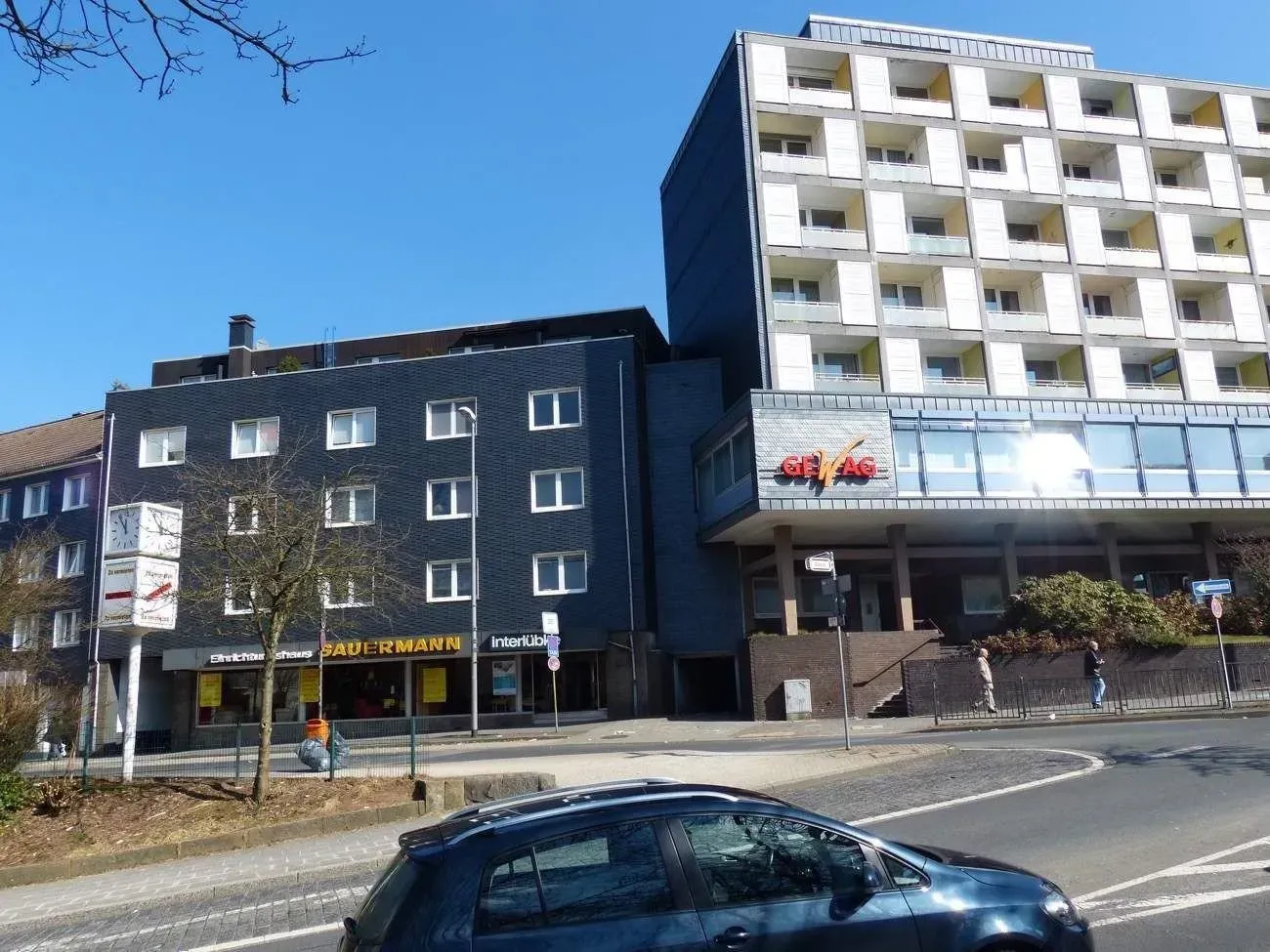 Erneuerte Mehrfamilienhäuser an Straße