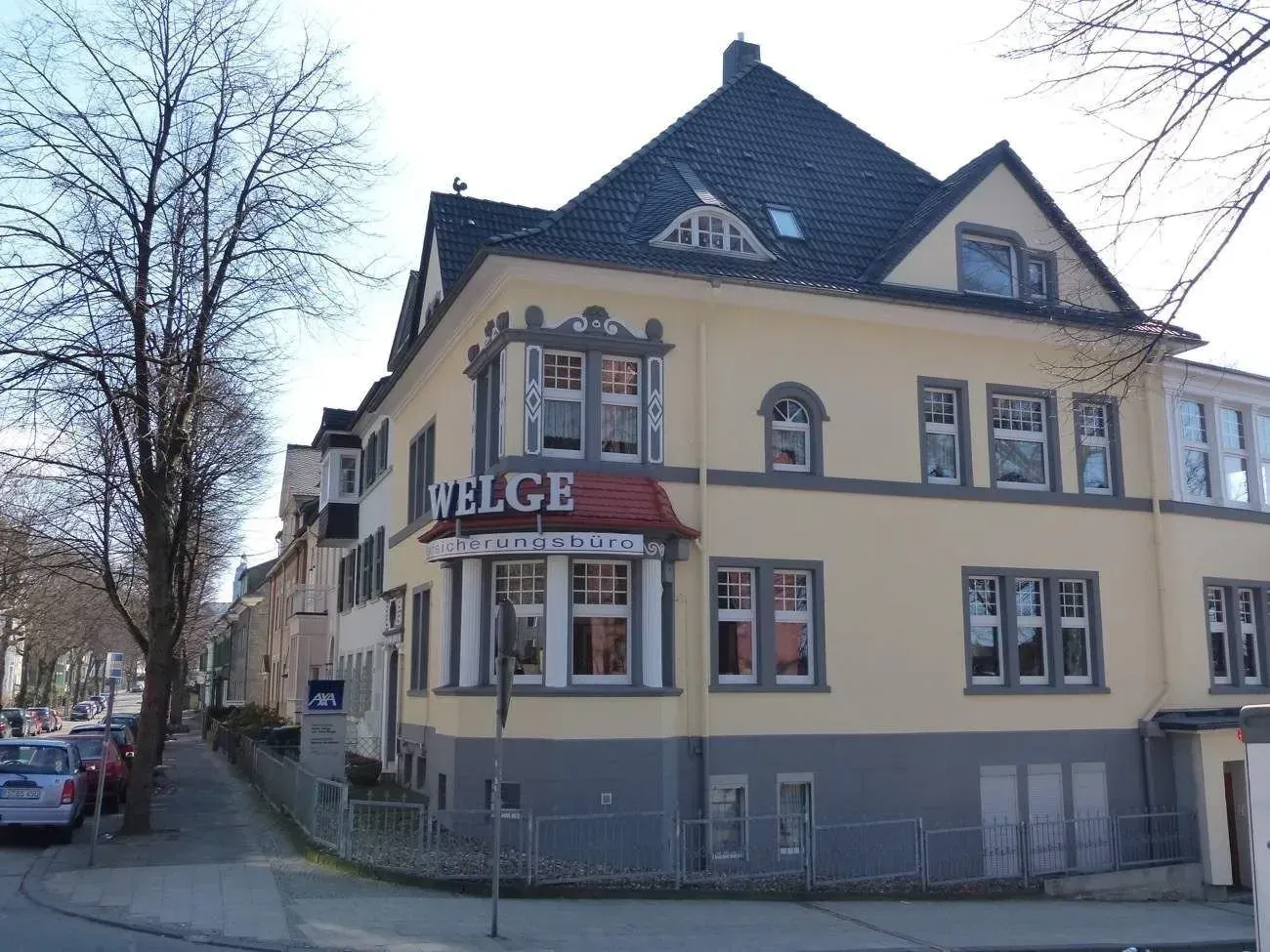 Eckhaus mit erneuerter Fassade