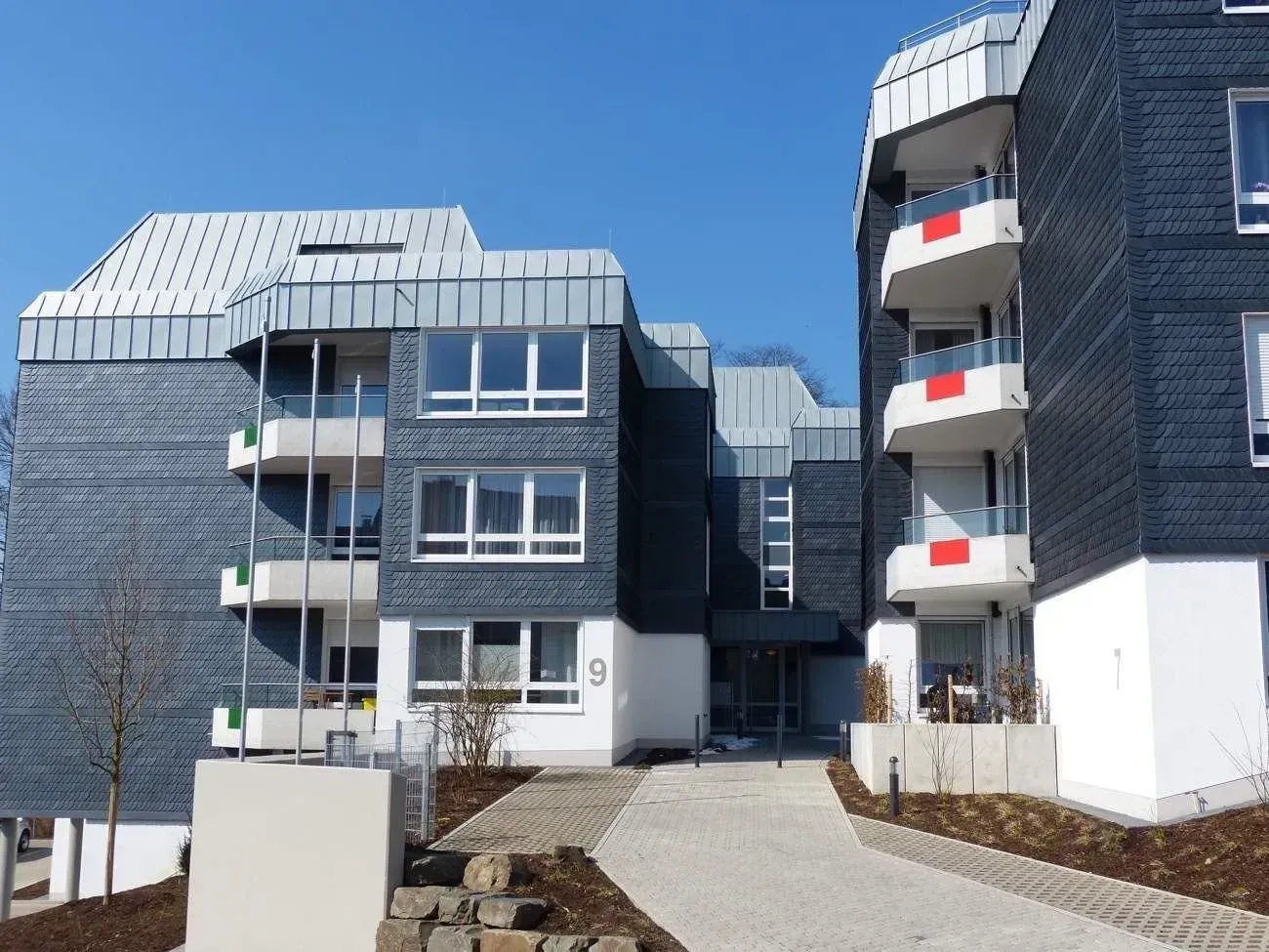 Erneuerte Mehrfamilienhäuser an Straße