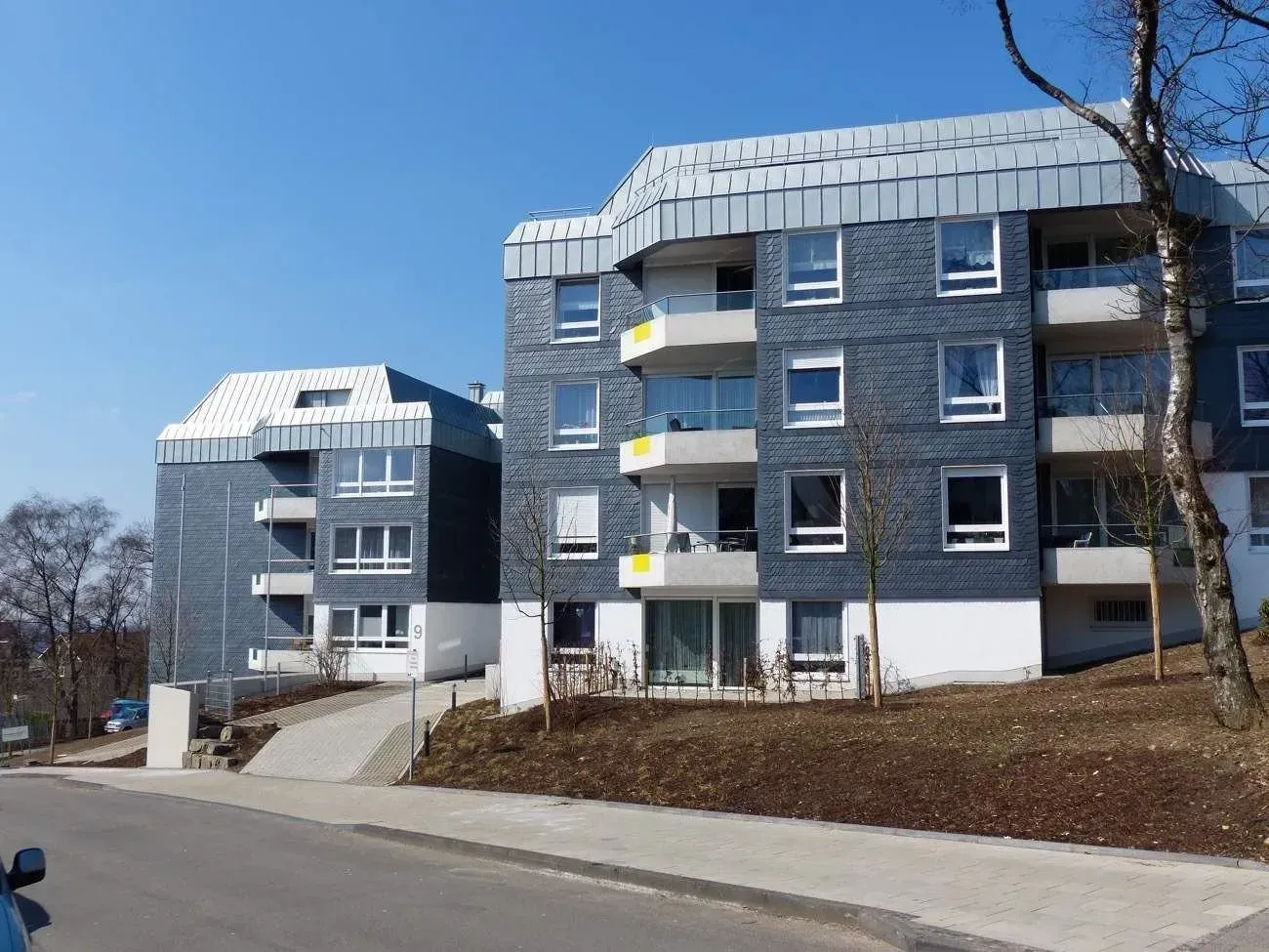 Erneuerte Mehrfamilienhäuser an Straße