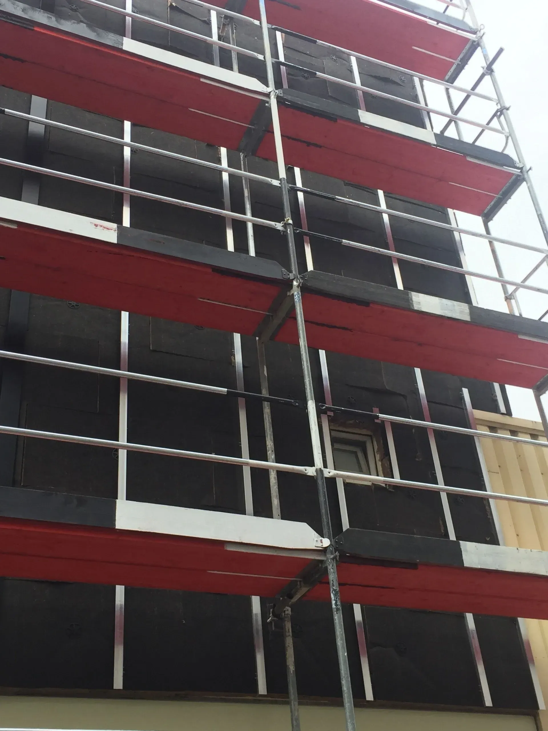 Nahaufnahme des Baugerüsts vom Bürogebäudes Ernst Blissenbach GmbH