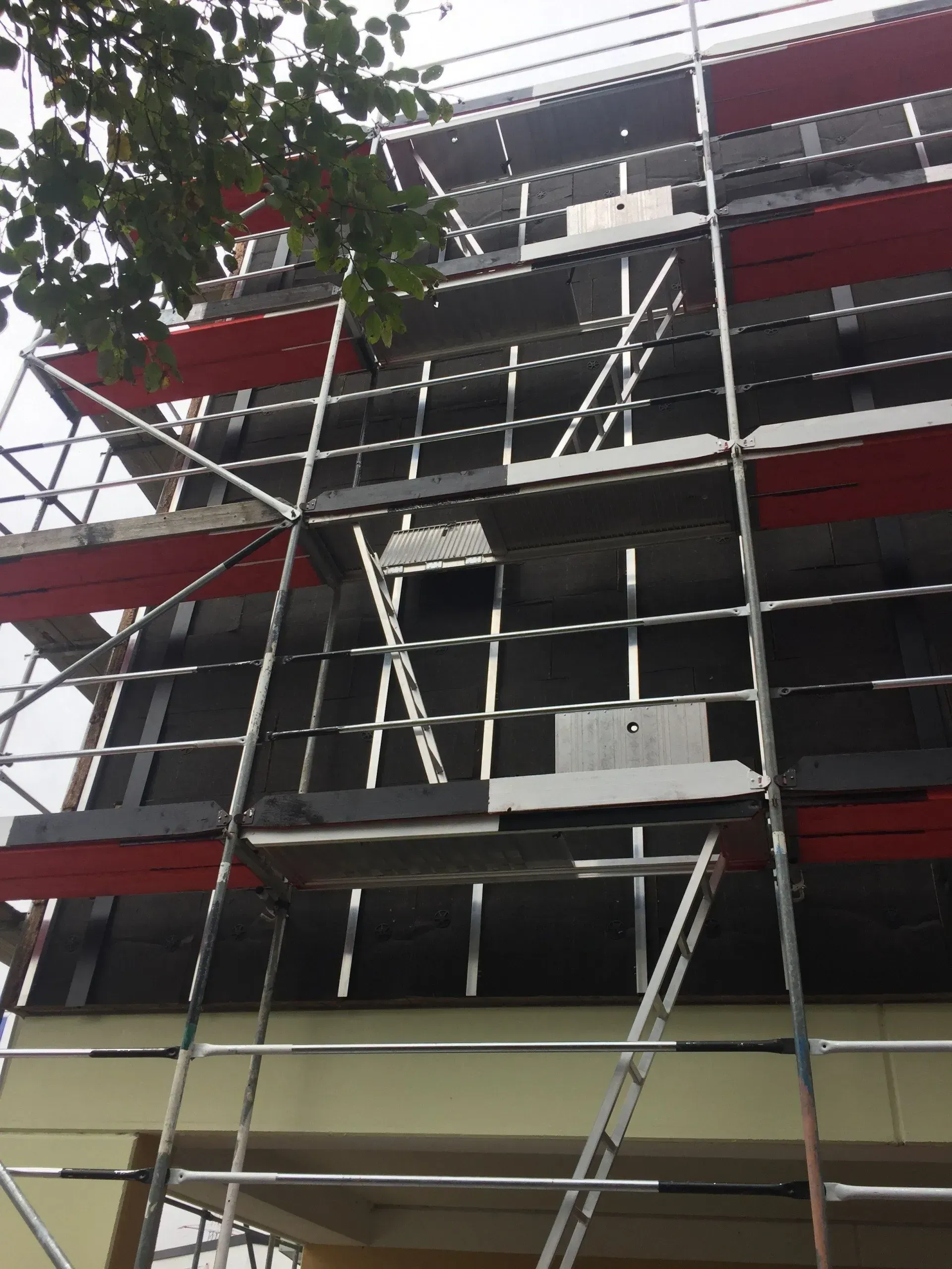 Nahaufnahme des Baugerüsts vom Bürogebäudes Ernst Blissenbach GmbH