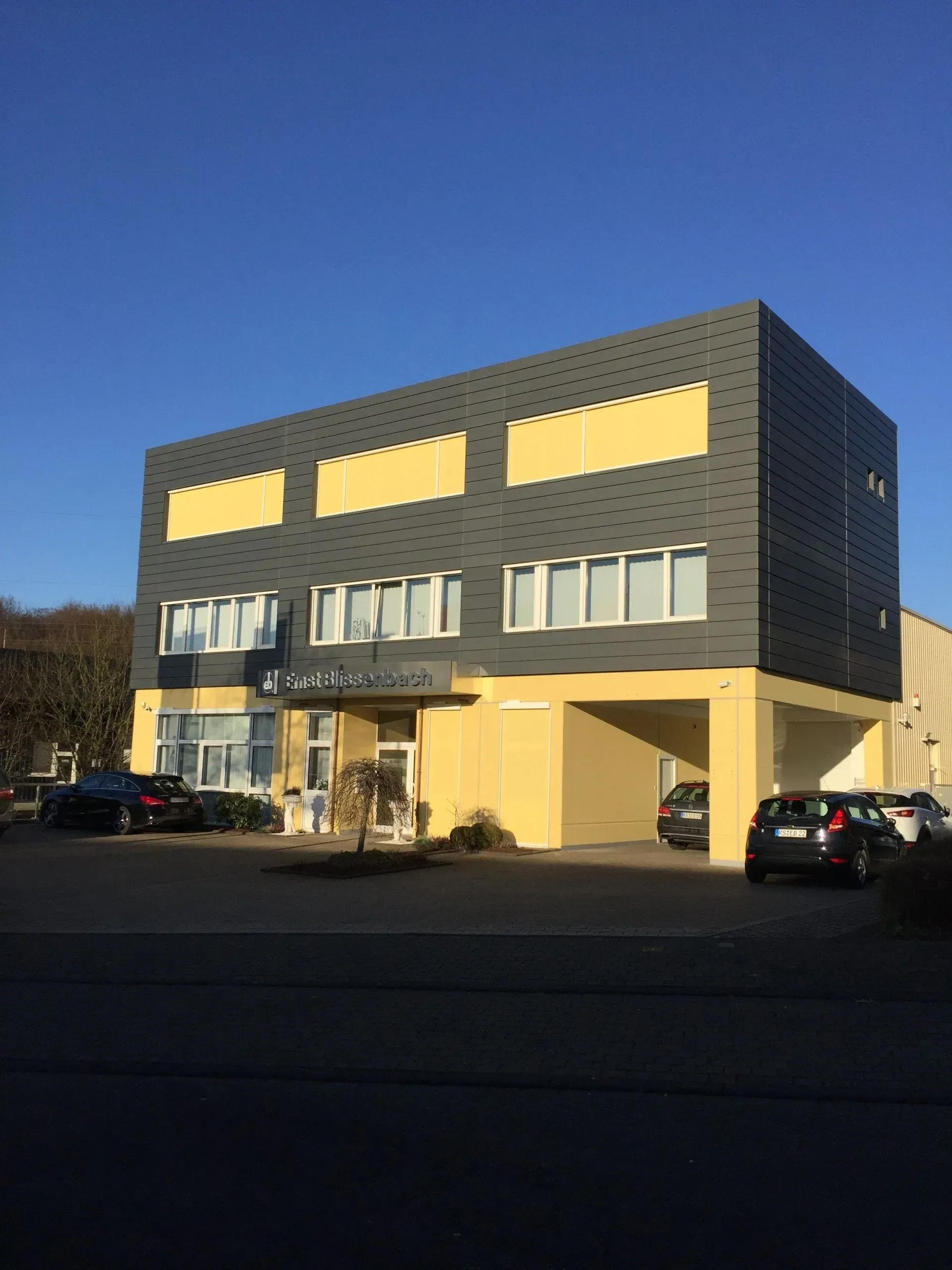 Frontansicht des Bürogebäudes Ernst Blissenbach GmbH nach dem Umbau