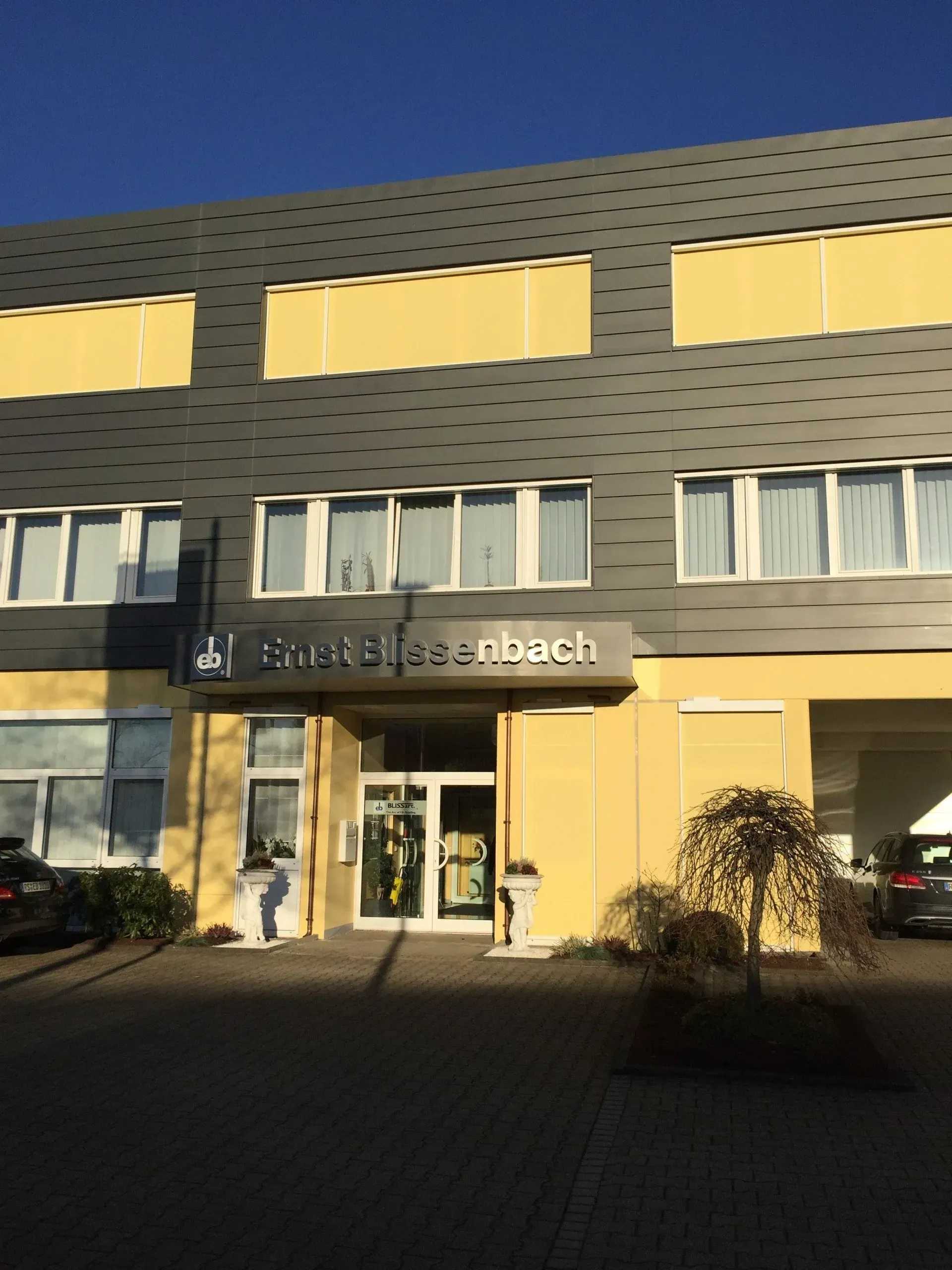Frontansicht des Bürogebäudes Ernst Blissenbach GmbH nach dem Umbau