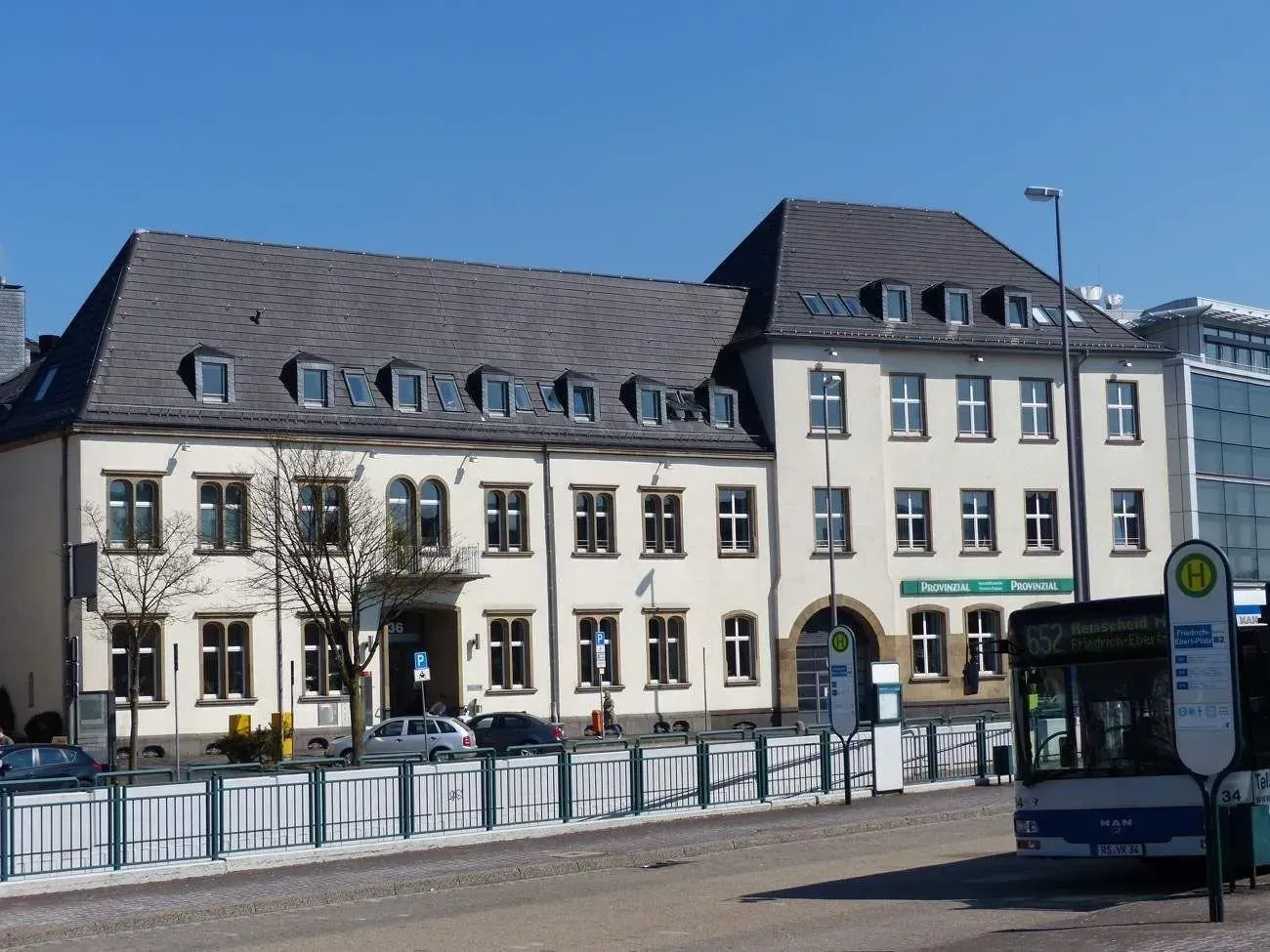 Frontansicht eines großen Altbaus