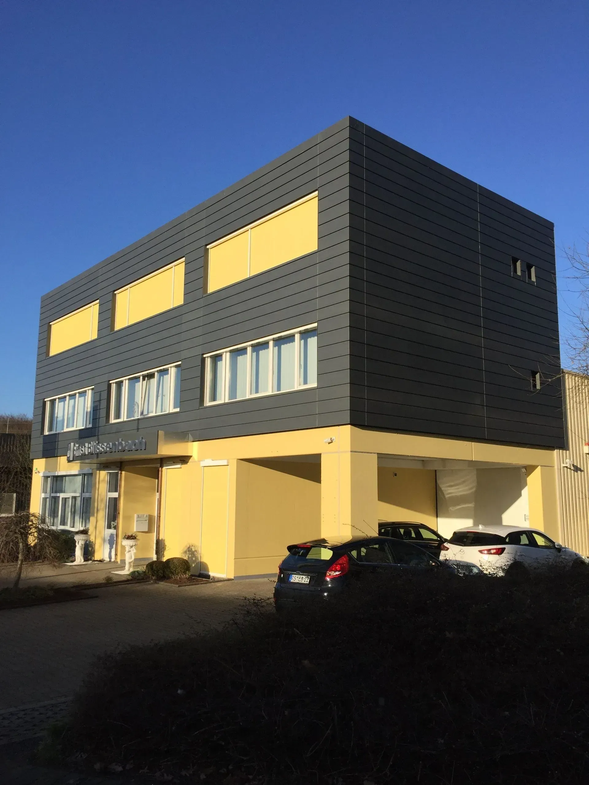 Frontansicht des Bürogebäudes Ernst Blissenbach GmbH nach dem Umbau