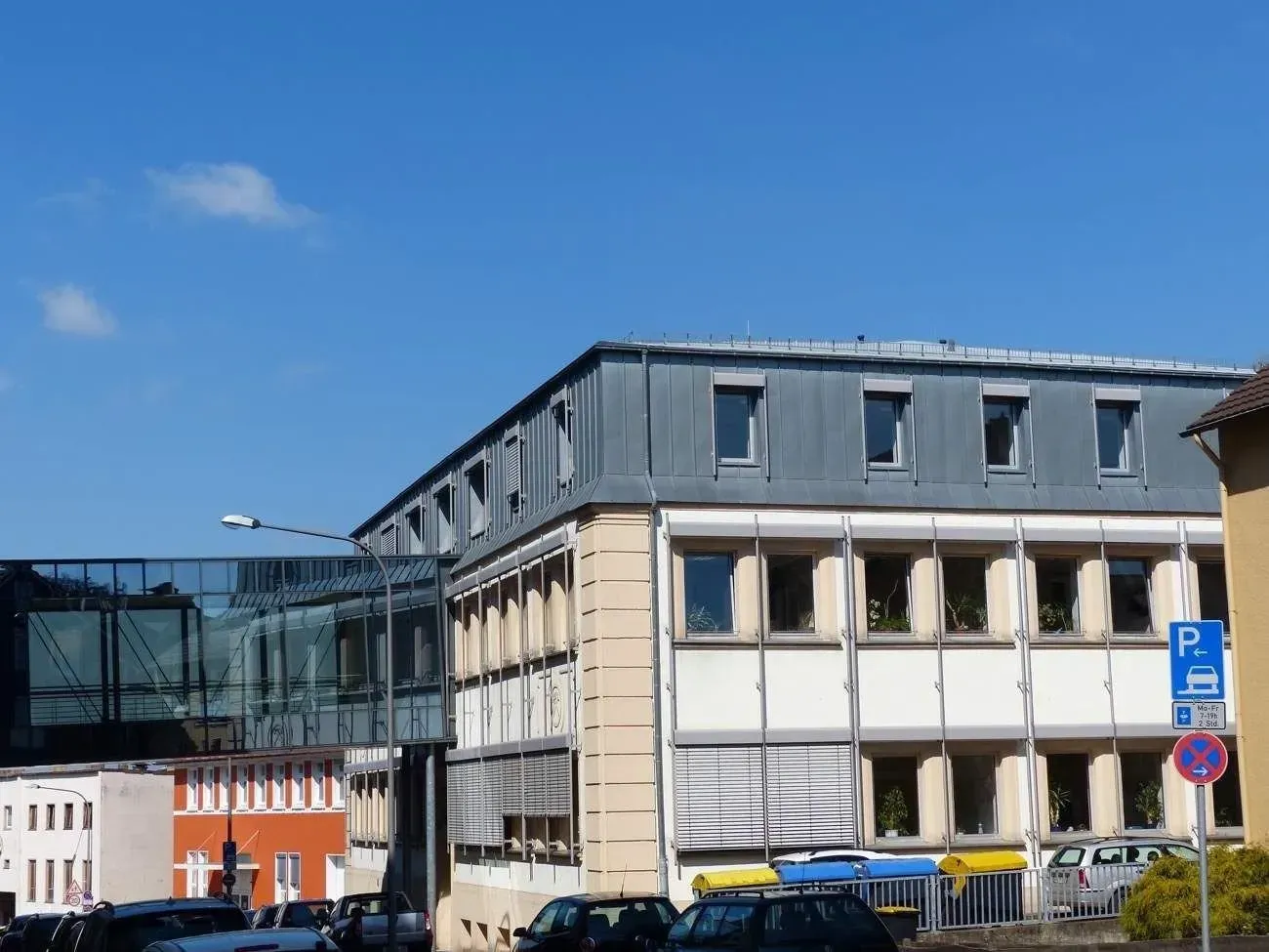 Frontansicht der Fassade eines Bürokomplexes