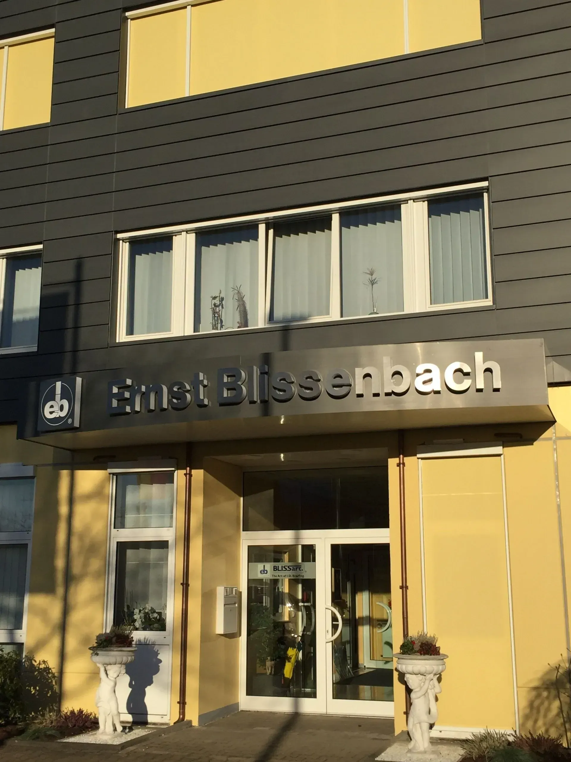 Frontansicht des Bürogebäudes Ernst Blissenbach GmbH nach dem Umbau