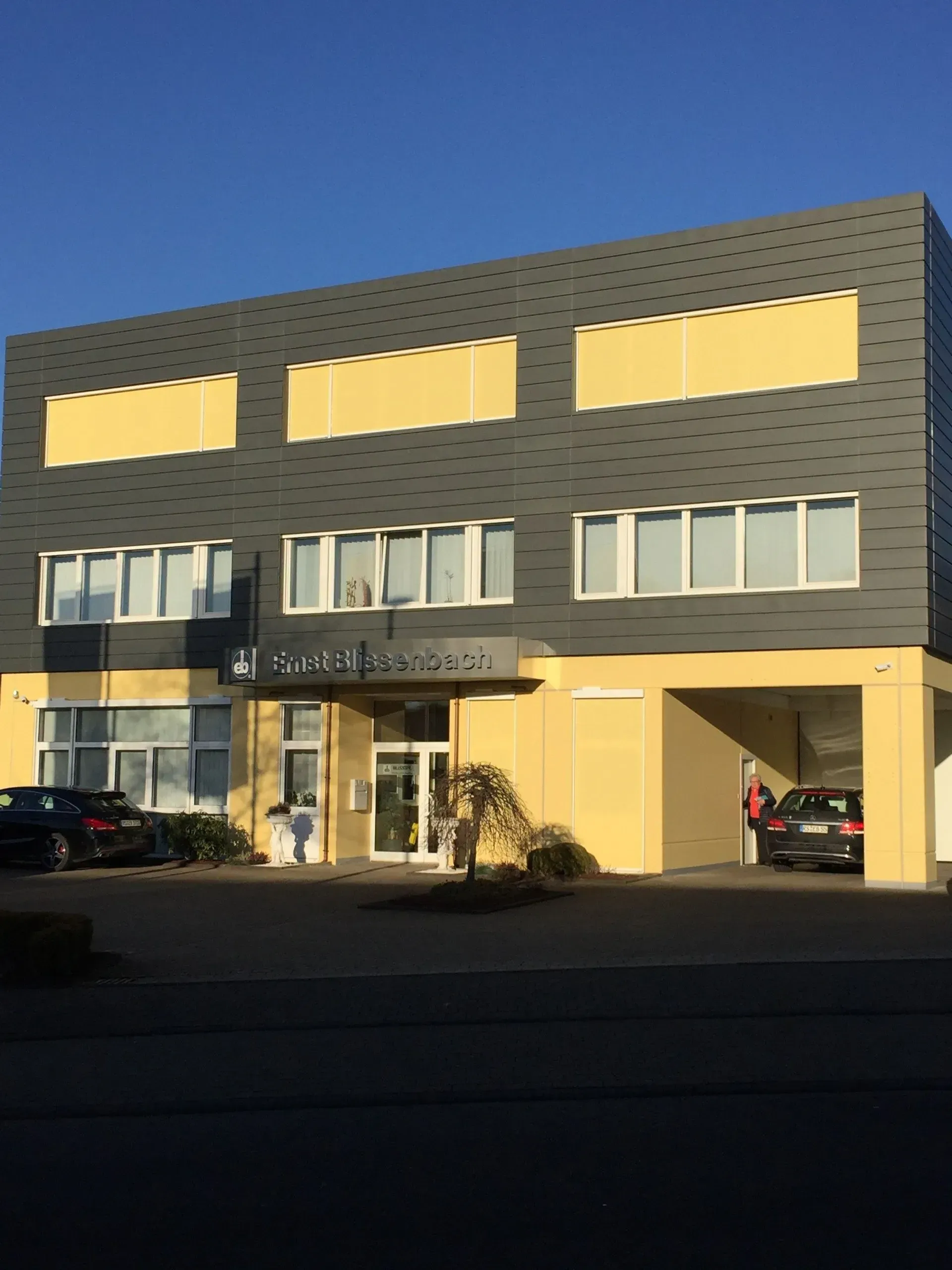 Frontansicht des Bürogebäudes Ernst Blissenbach GmbH nach dem Umbau
