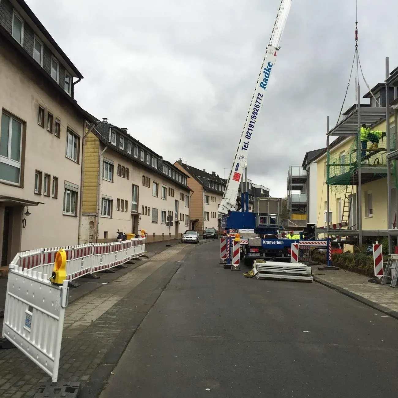 Kran der Firma Dachdeckermeister Radke auf einer Straße