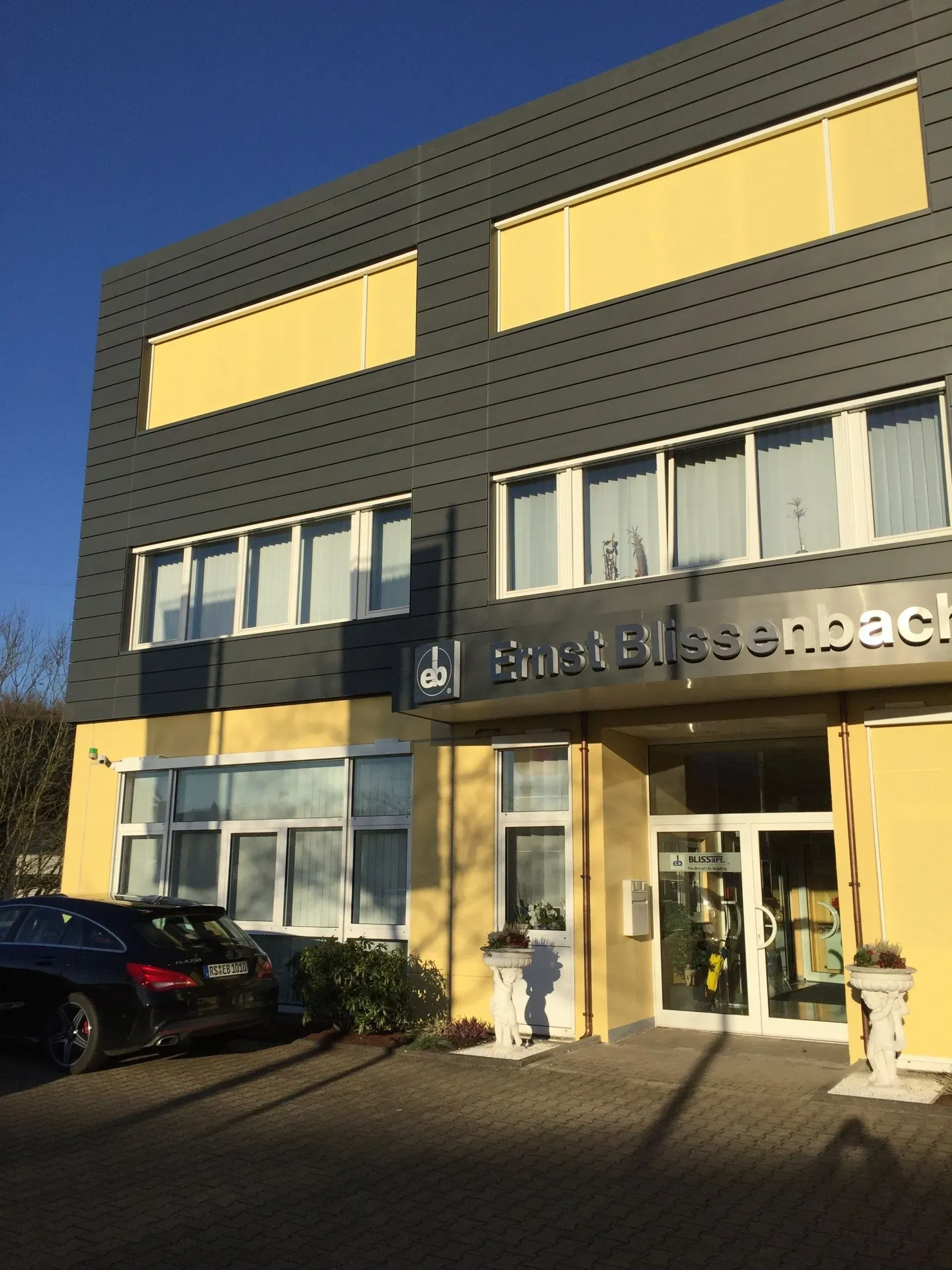 Frontansicht des Bürogebäudes Ernst Blissenbach GmbH nach dem Umbau