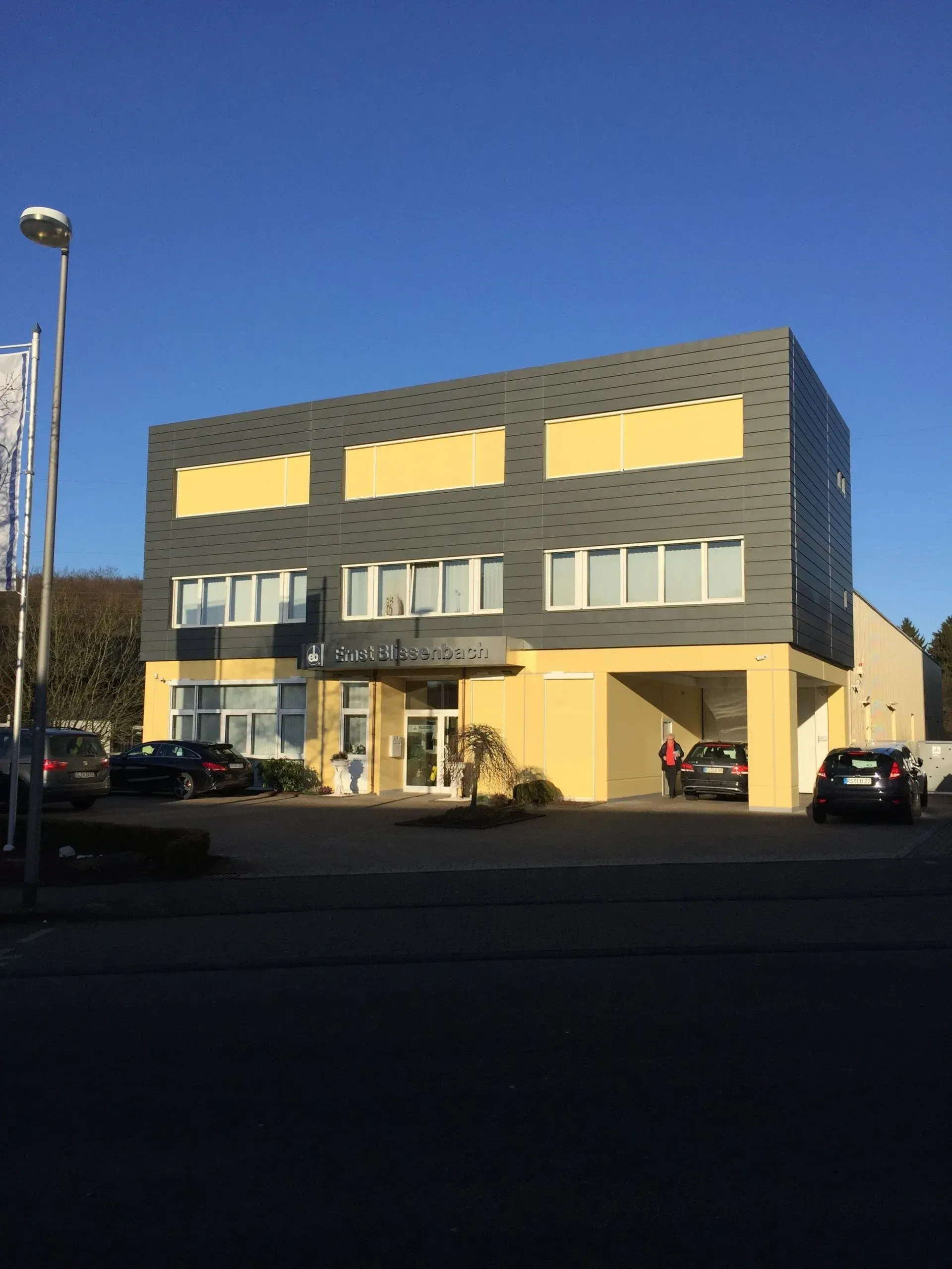 Frontansicht des Bürogebäudes Ernst Blissenbach GmbH nach dem Umbau