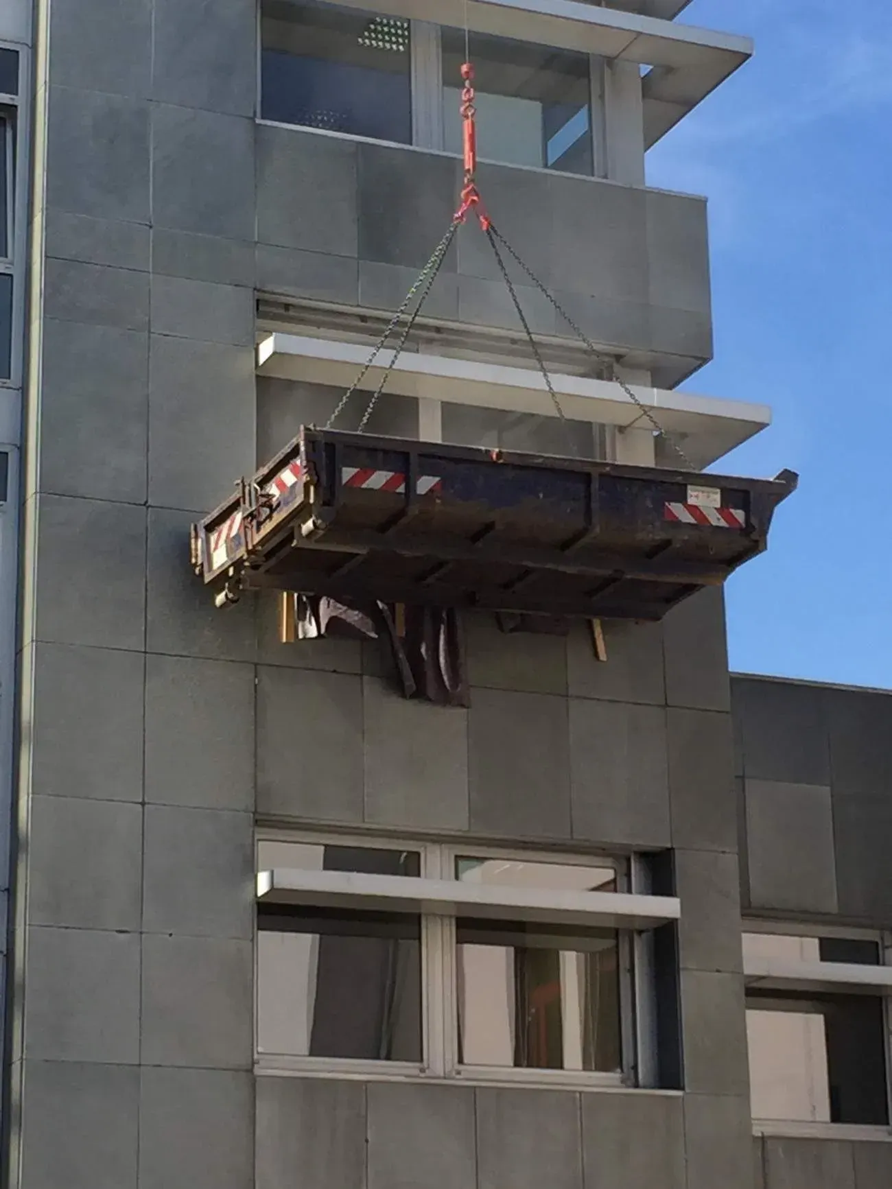 Kran der Firma Dachdeckermeister Radke mit Hebeplattform