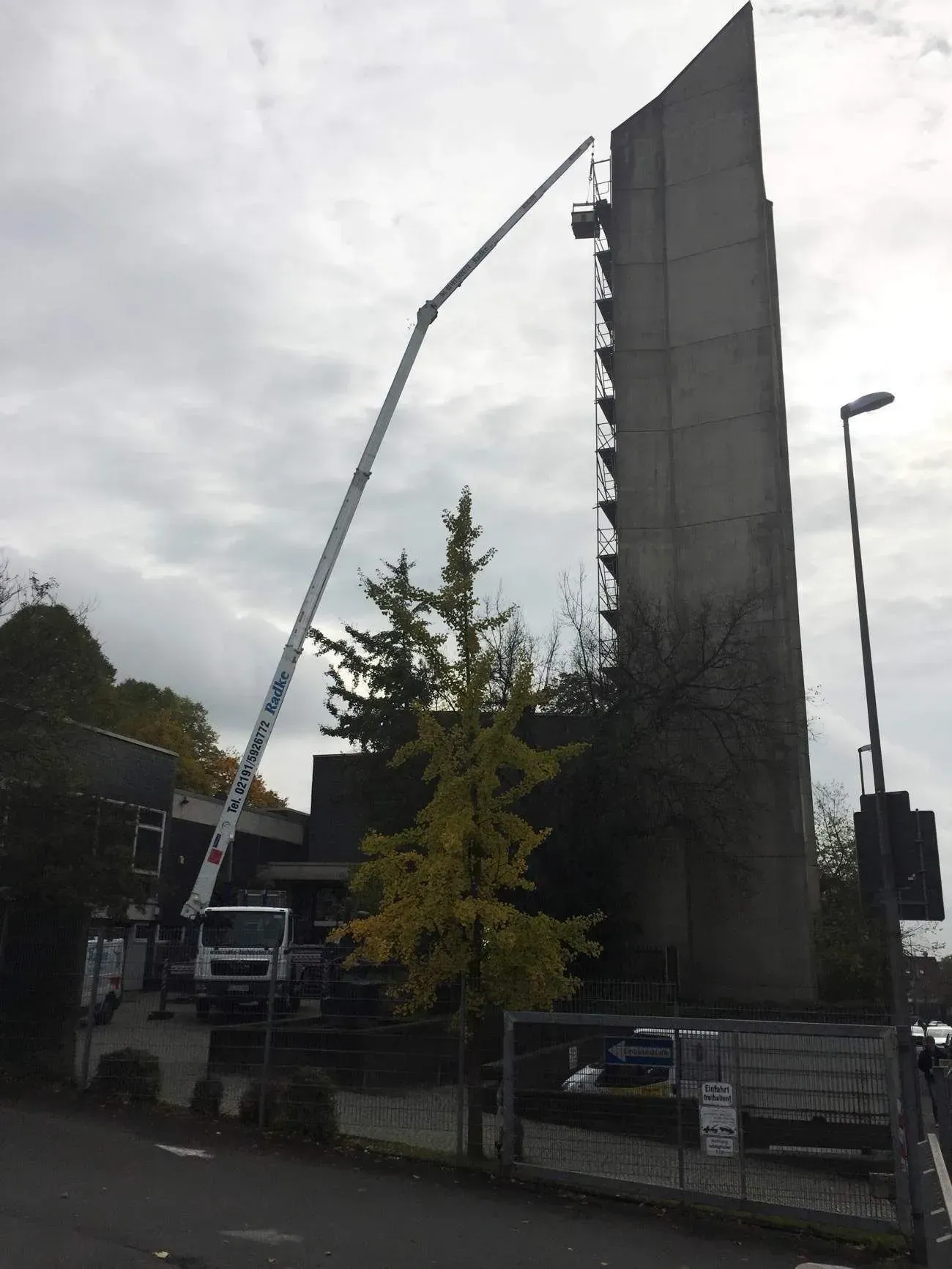 Kran der Firma Dachdeckermeister Radke an einem Schornstein