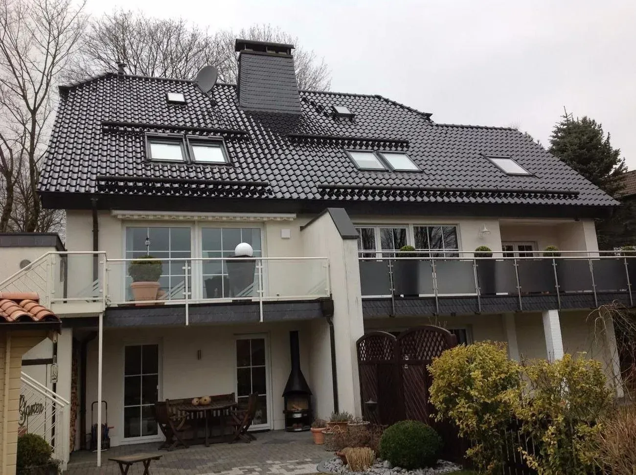 Rückseite eines Hauses mit schwarzem Dach