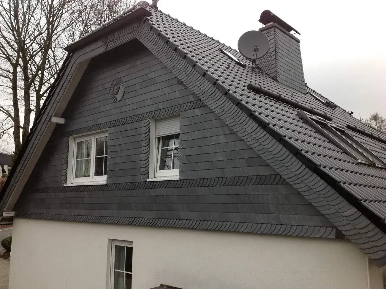 Ansicht eines frisch gedeckten Dachs