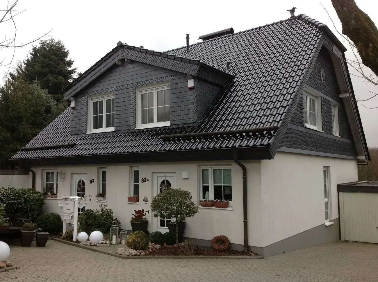 Weißes freistehendes Haus mit schwarzen neuen Dah