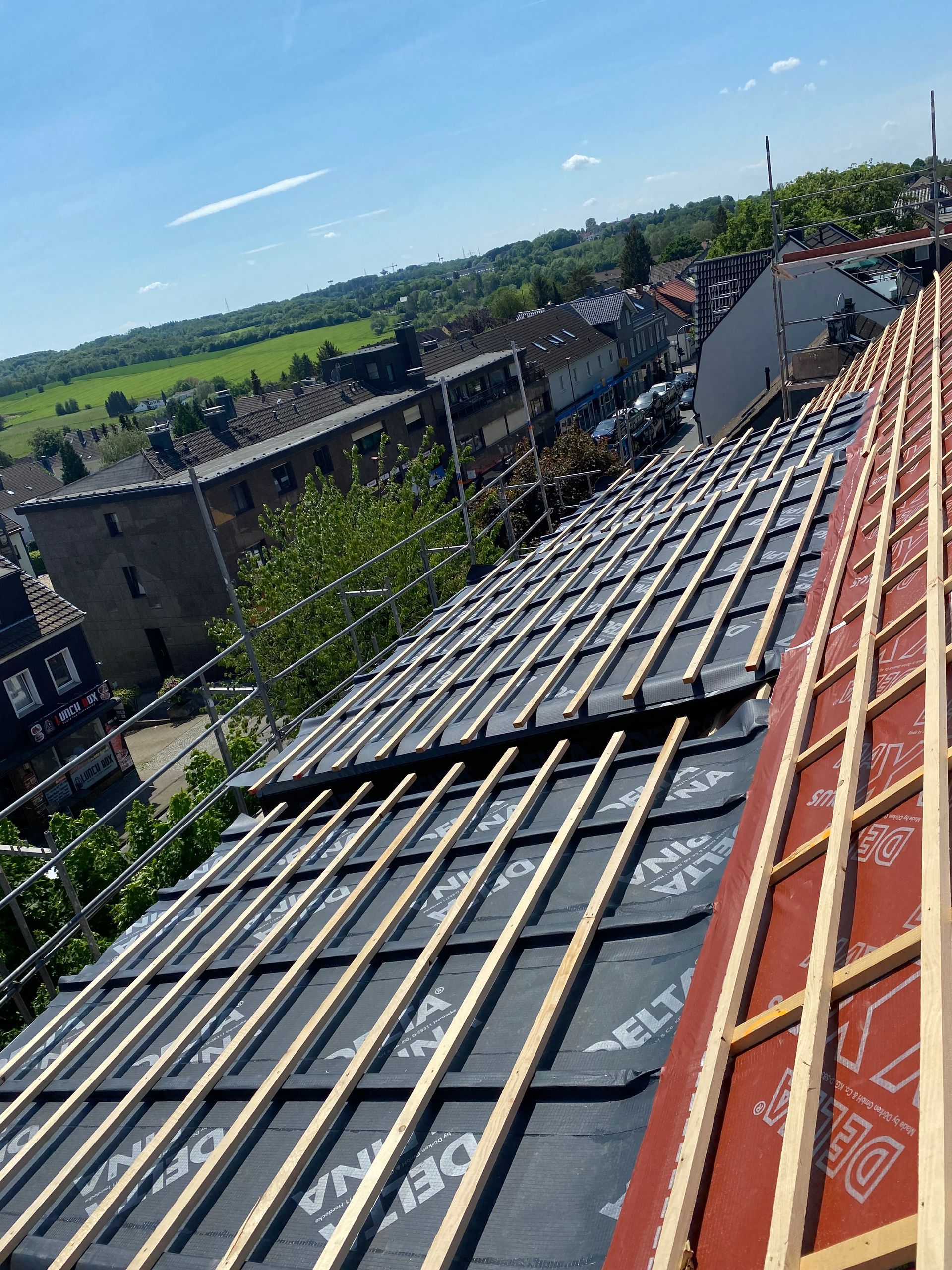 Freiliegende Holzstreben beim Dachbau