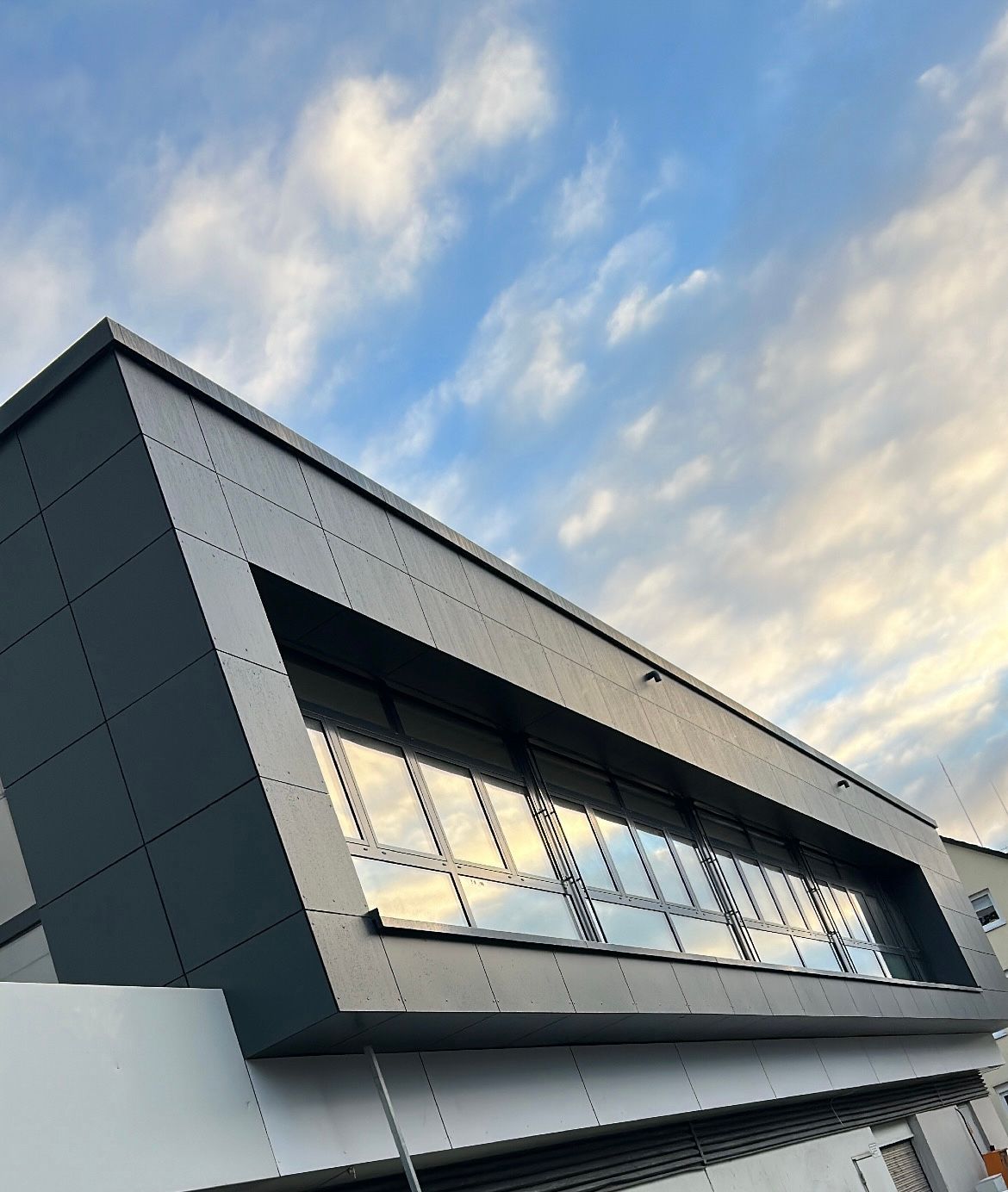 Dachgeschoss eines Hauses mit Fensterfront