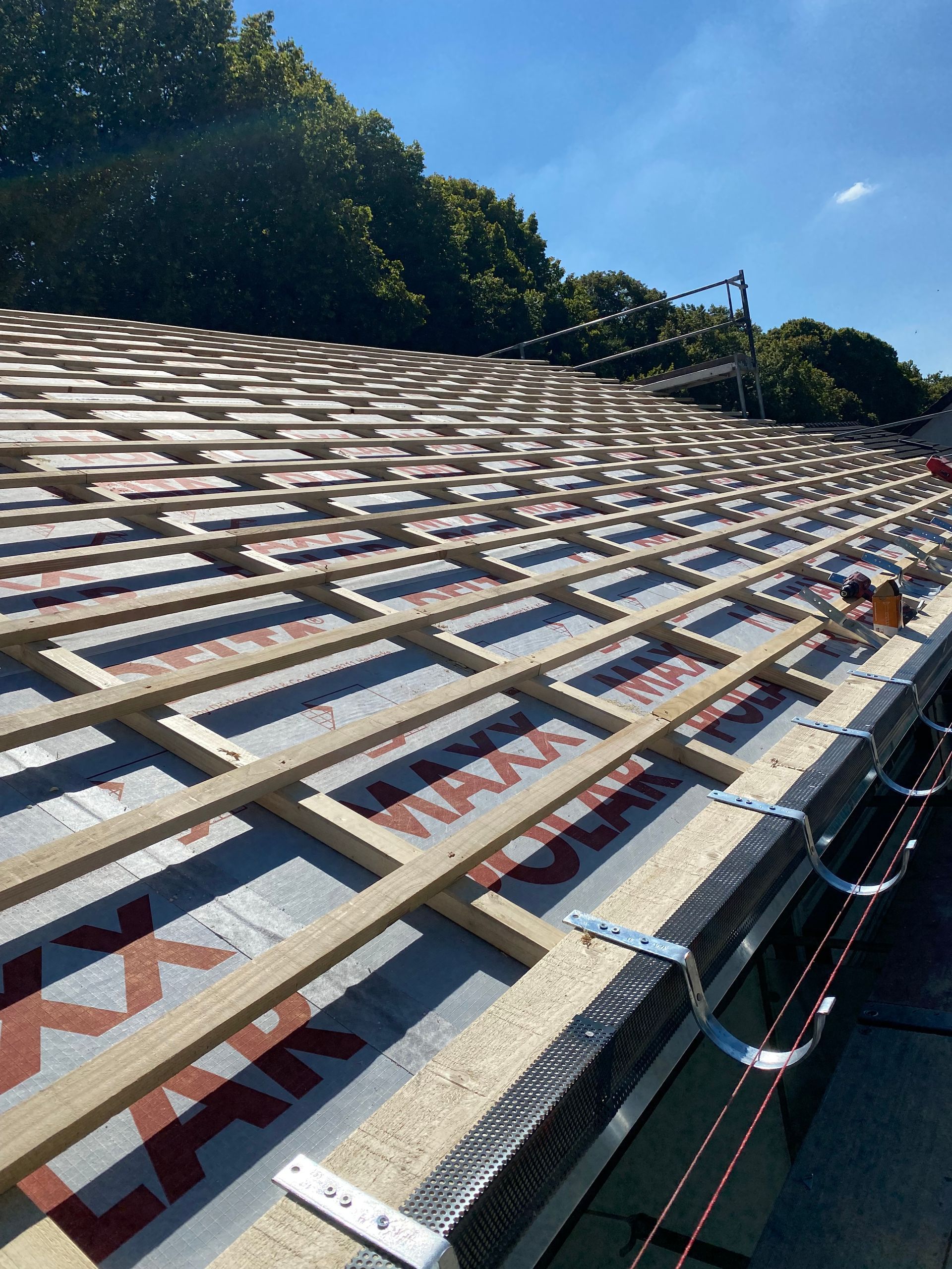 Freiliegende Holzstreben beim Dachbau