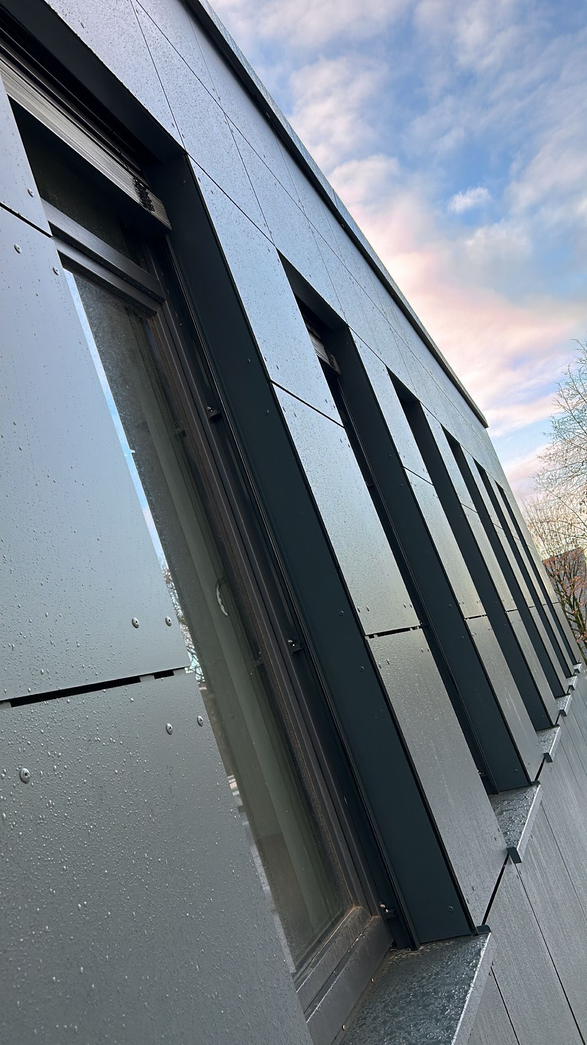 Fensterfront mit Metallelementen