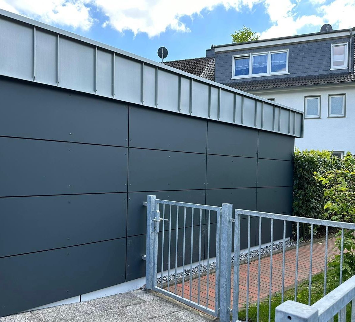 Seite einer Garage und Metalltor