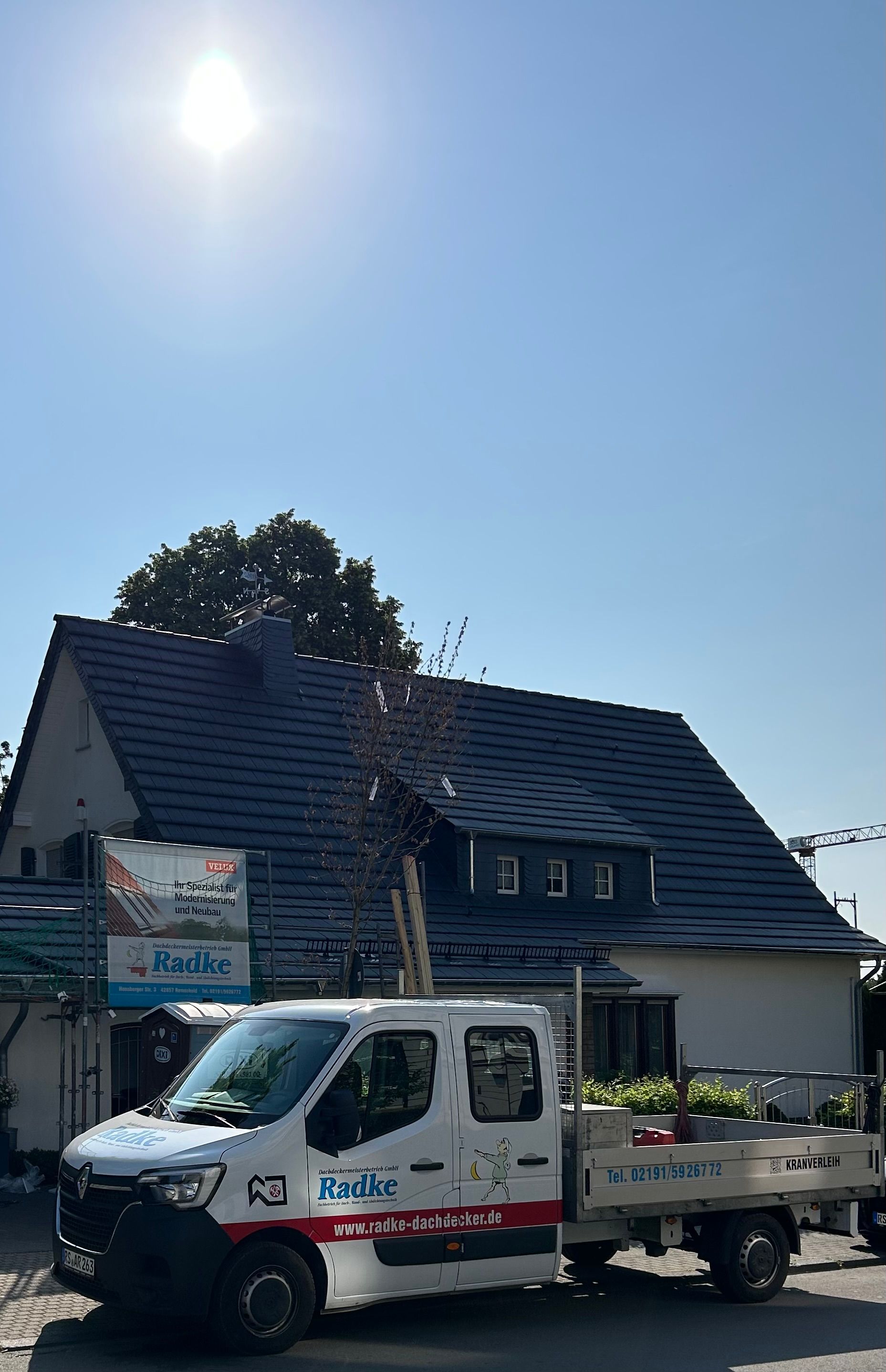 Fahrzeug der Dachdeckerfirma Radke vor einem Haus
