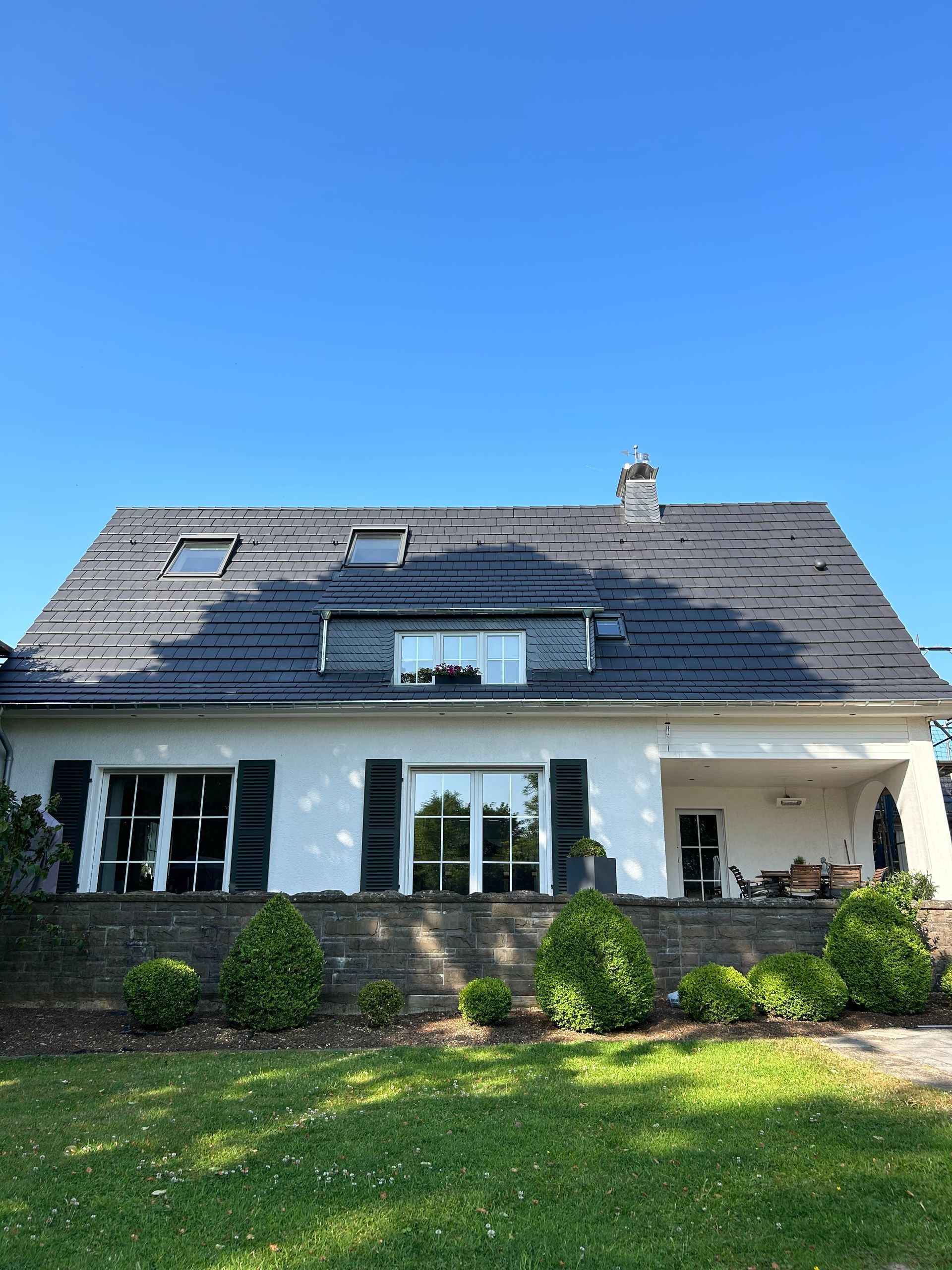 Weißes freistehendes Haus mit schwarzen neuen Dah