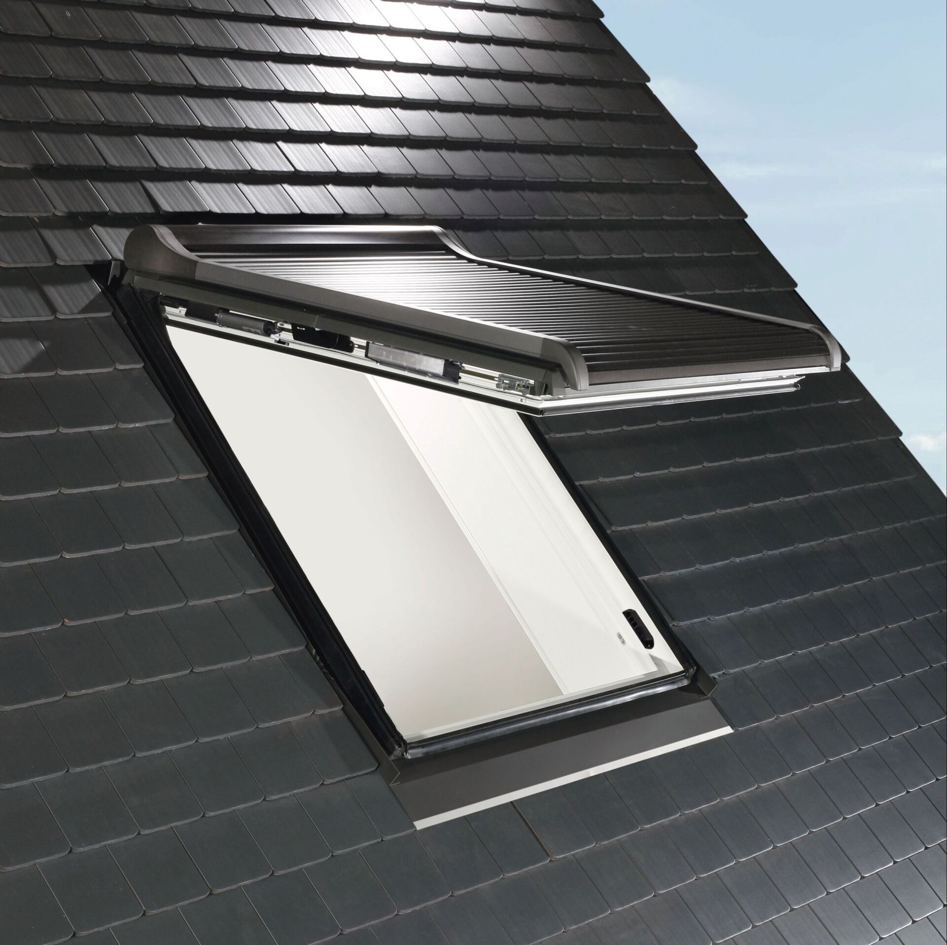 schwarzes, modernes Dachflächenfenster mit Sonnenschutz aus Regensburg