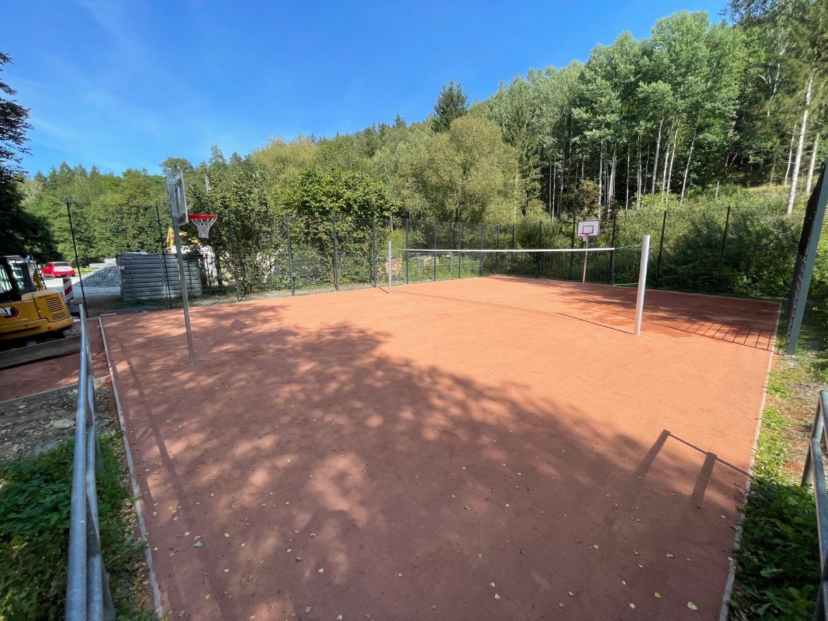 Sport- und Freizeitplatz mit Tennenbelag